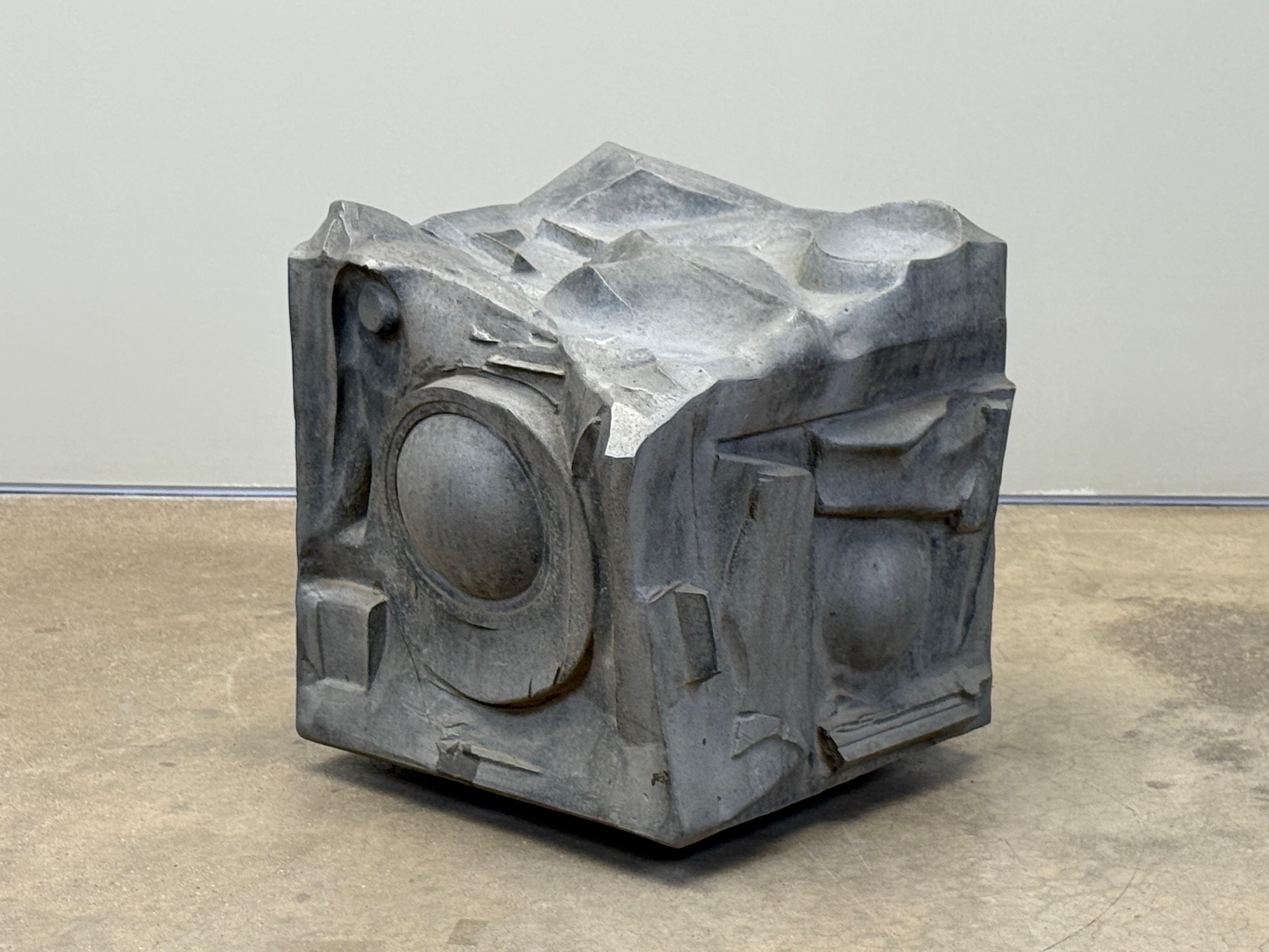 Una gran escultura abstracta de aluminio de J.B. Thompson. Firmado JBT70. Esculpida en tres lados, con dos lados dejados planos para que pueda colocarse en una esquina. 