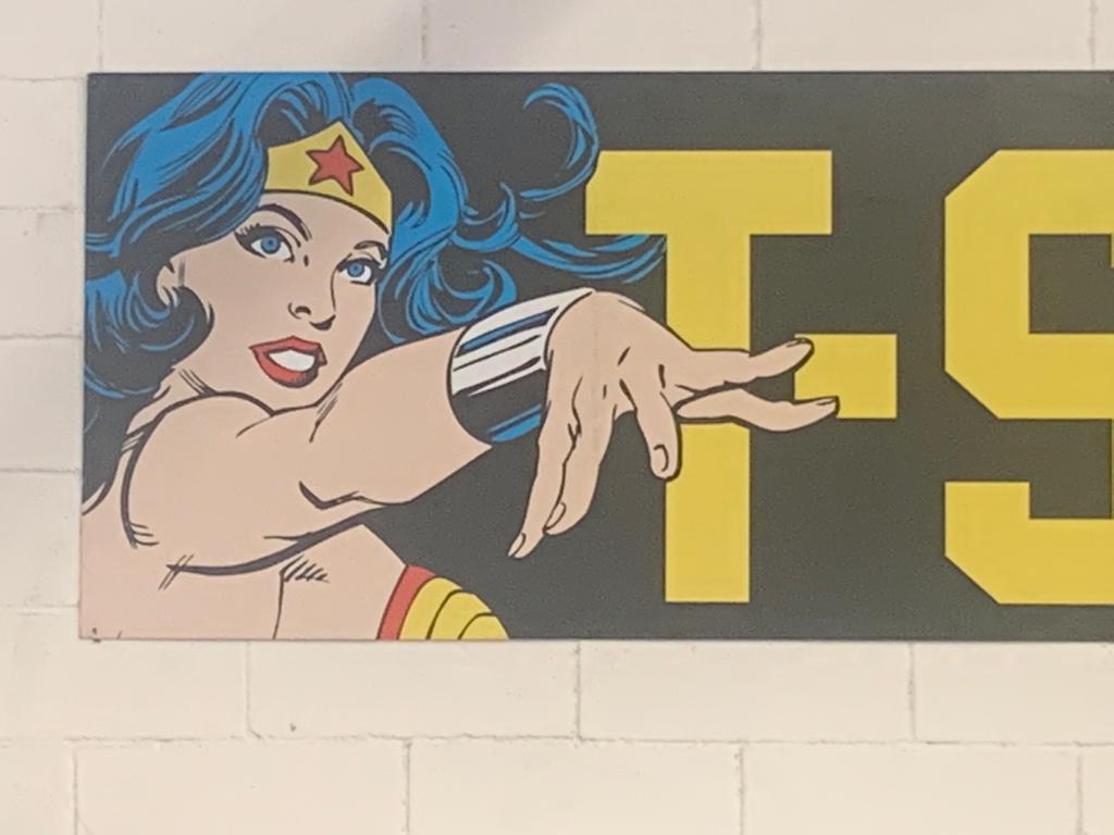 Gran panel de aluminio de los años 70 con superhéroes.