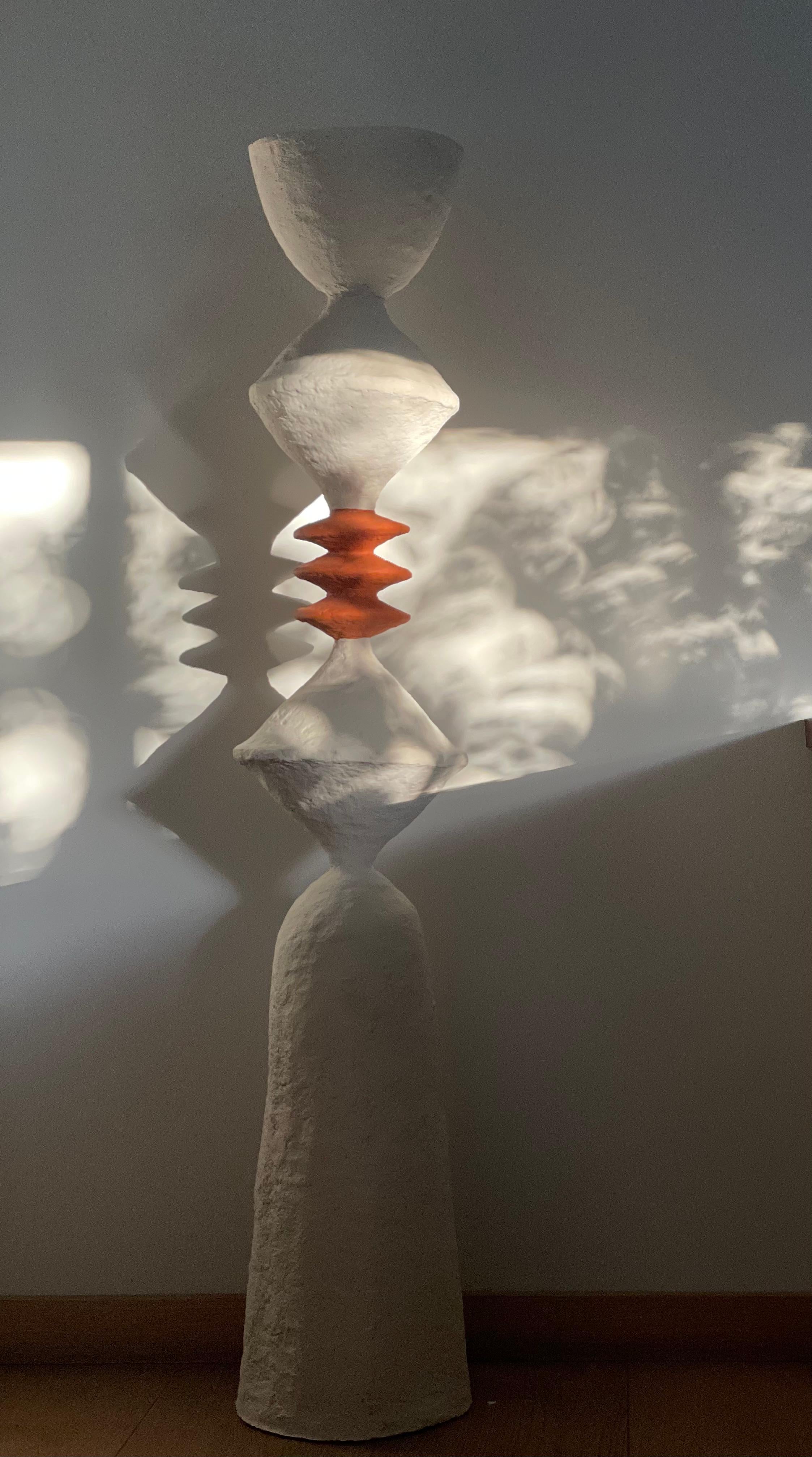 Grand Totem Ama d'Ana Tron.
Edition limitée à 5 exemplaires
Dimensions : D 25 x H 159 cm
MATERIAL : Papier recyclé avec de la pâte, de la craie de peinture et du vernis mat à base d'eau.

Ana Tron est une architecte d'intérieur et une écologiste