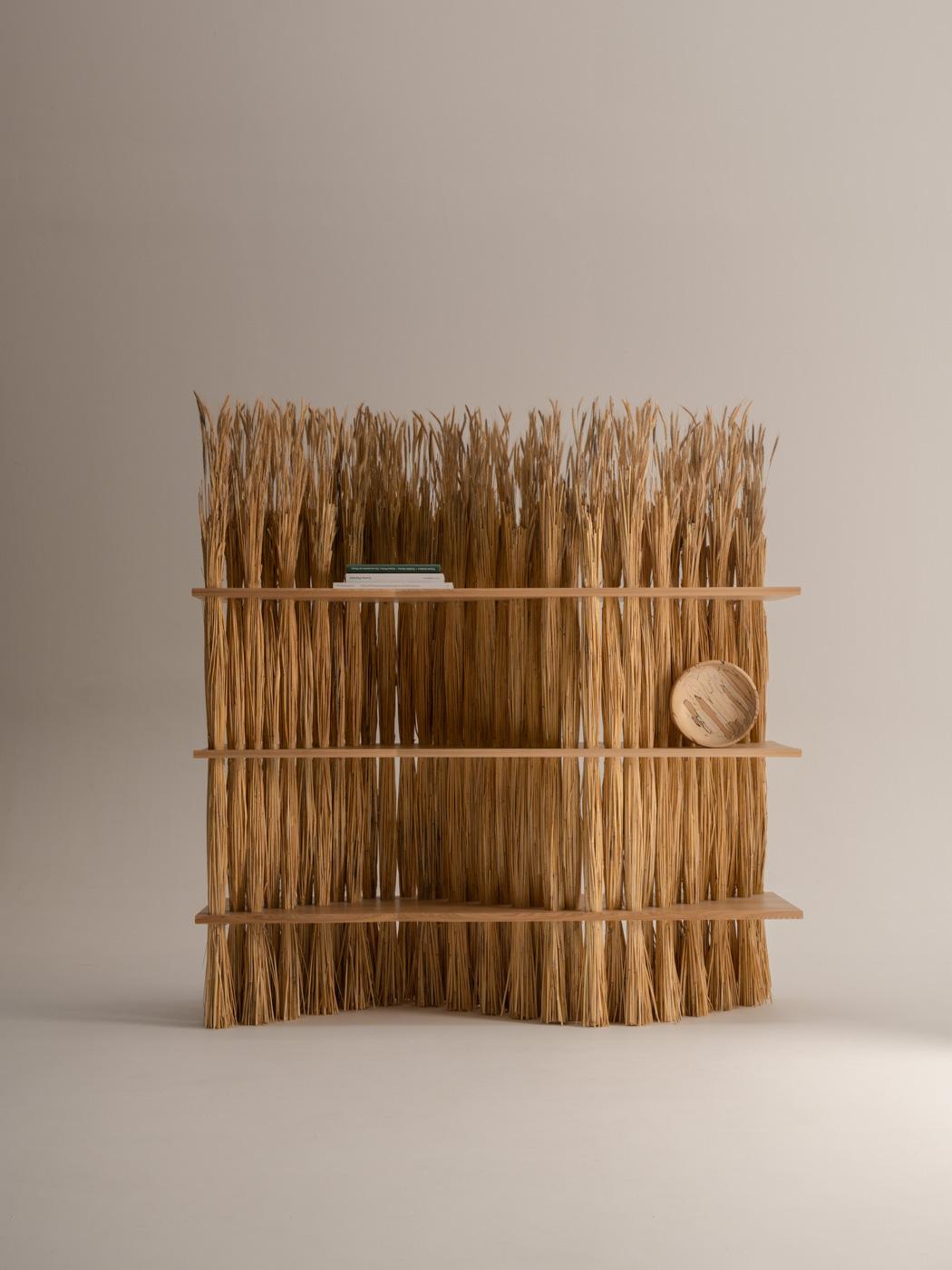 This large AMAS shelf seeks to take a contemporary look at wooden furniture traditionally associated with mulch. Here, raw rye straw is used vertically to make structural bases. The solid wood planks define different laying spaces.

Imagined by
