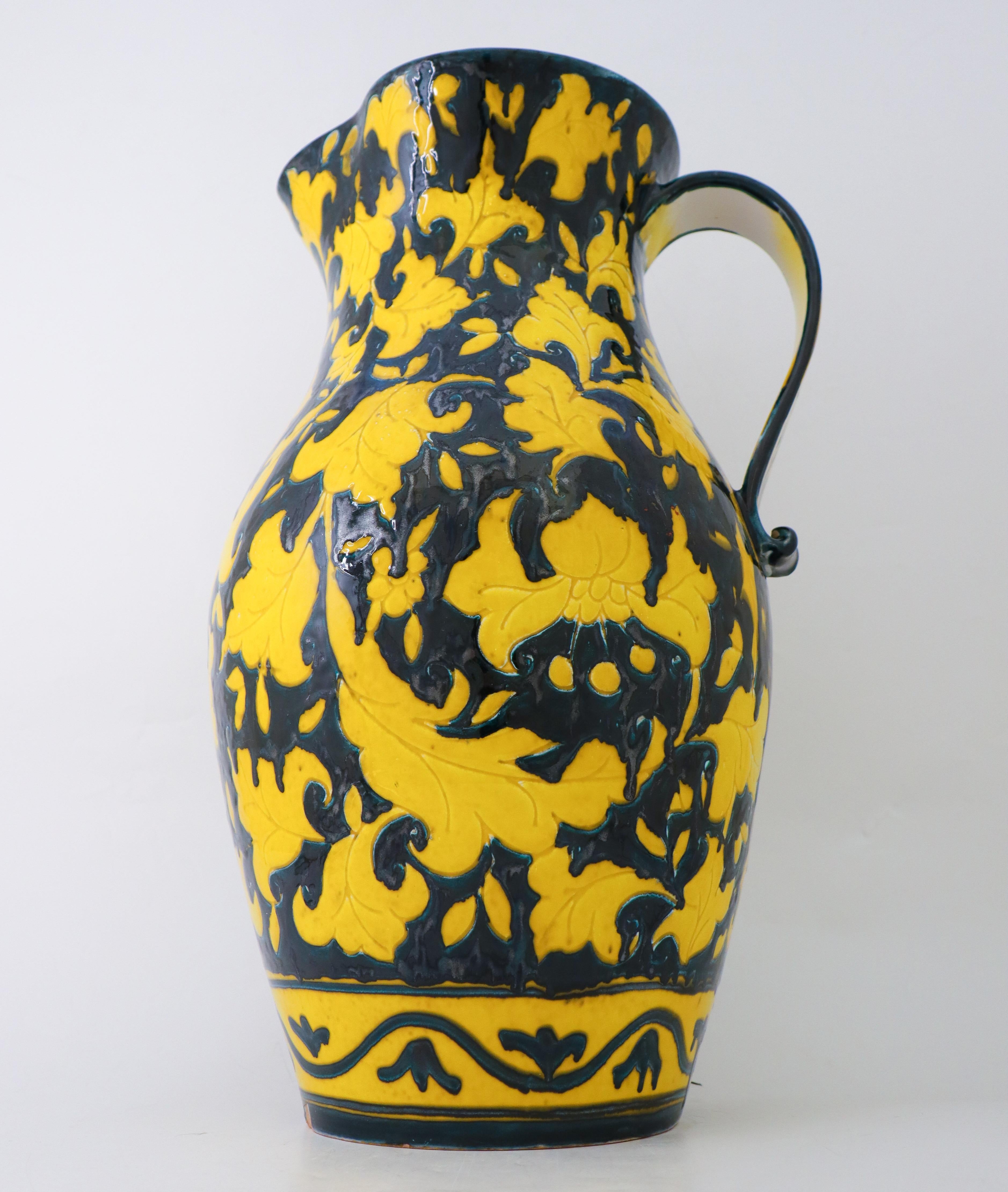 20ième siècle Grand pot de sol / cruche en céramique jaune incroyable - Italie  en vente