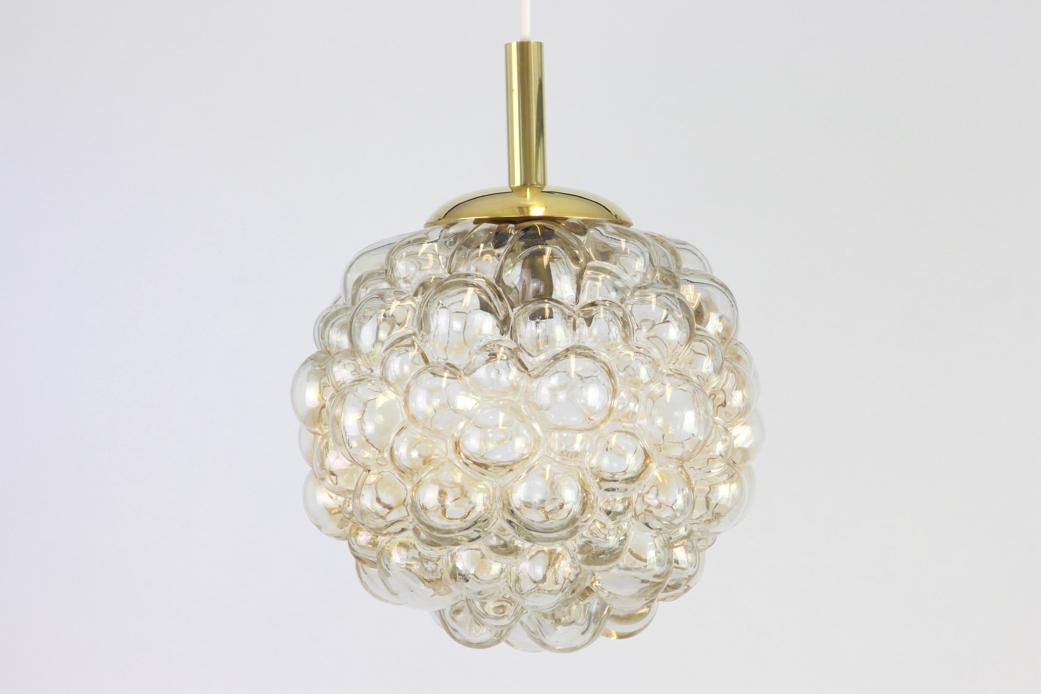 A large round with light smoke tone bubble glass pendant designed by Helena Tynell for Limburg, manufactured in Germany, circa 1970s

Sockets: It needs 1 x E27 standard bulb.
Measure: Diameter 30 cm // 12 inches
Height (adjustable) 80 cm // 31.5