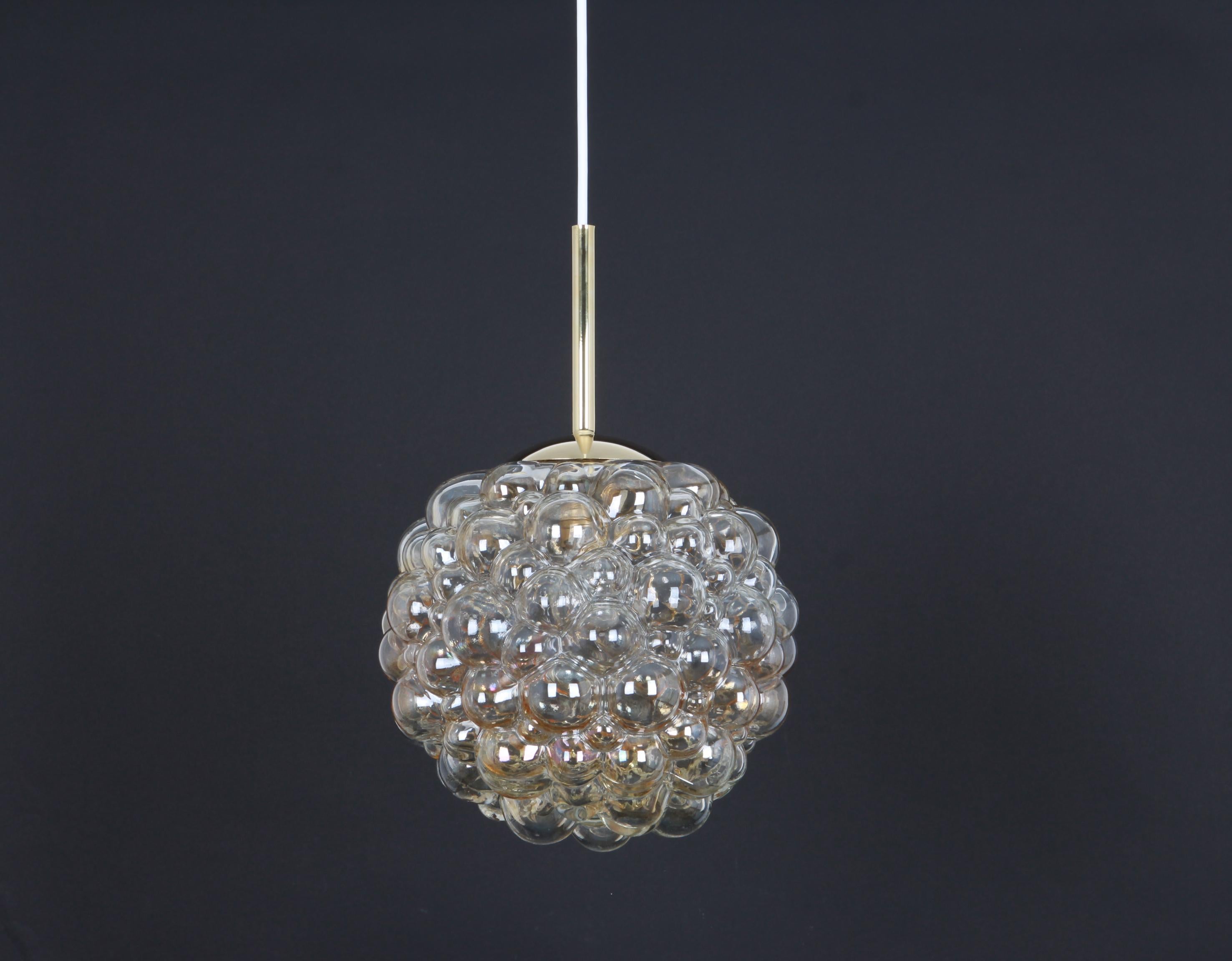A large round with light smoke tone bubble glass pendant designed by Helena Tynell for Limburg, manufactured in Germany, circa 1970s

Sockets: It needs 1 x E27 standard bulb.
Measure: Diameter 30 cm // 12 inches
Height (adjustable) 80 cm // 31.5