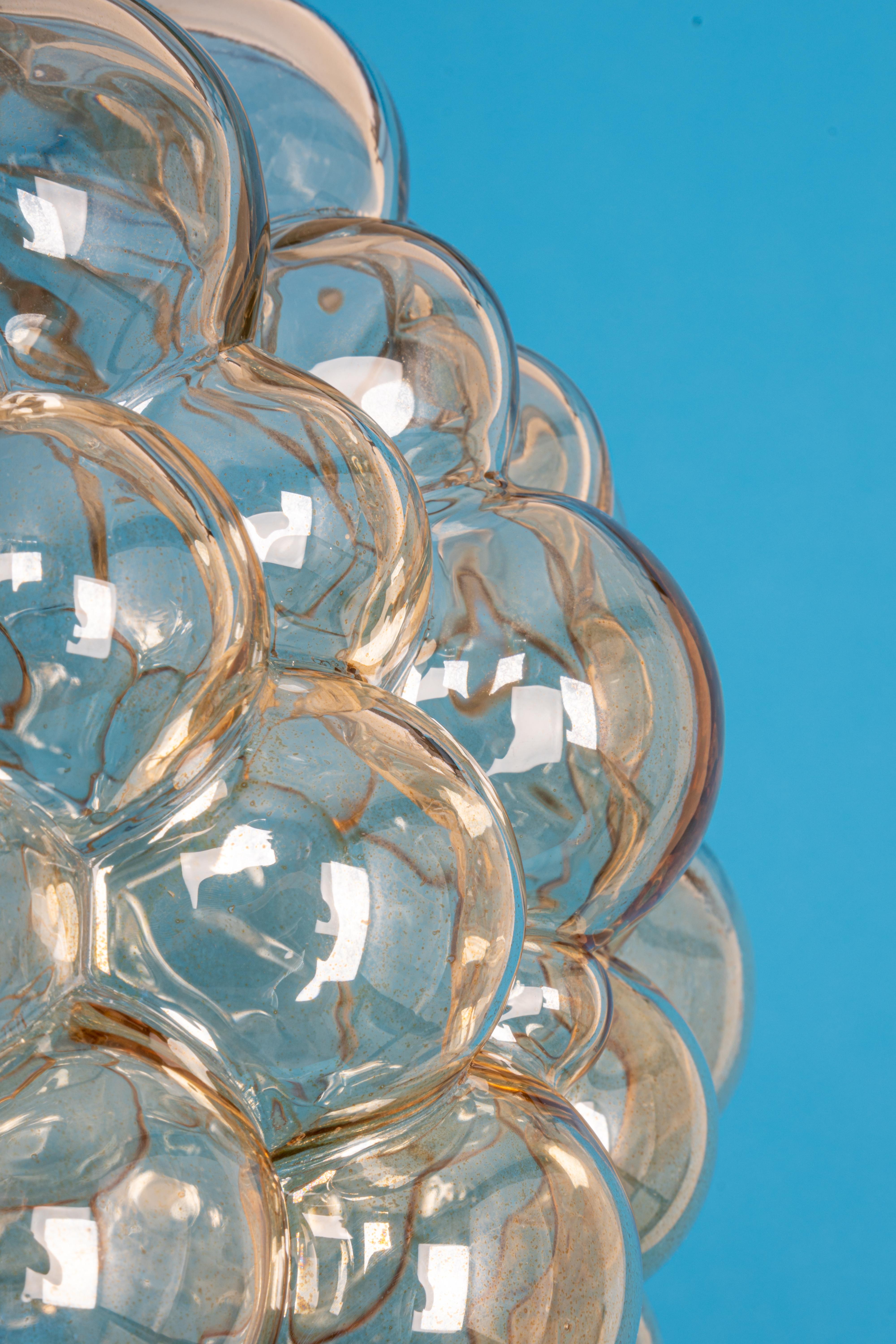 Un grand pendentif rond en verre à bulles de couleur fumée légère conçu par Helena Tynell pour Limburg, fabriqué en Allemagne, vers les années 1970

Douilles : Il faut 1 ampoule standard E27.
Les ampoules ne sont pas incluses. Il est possible