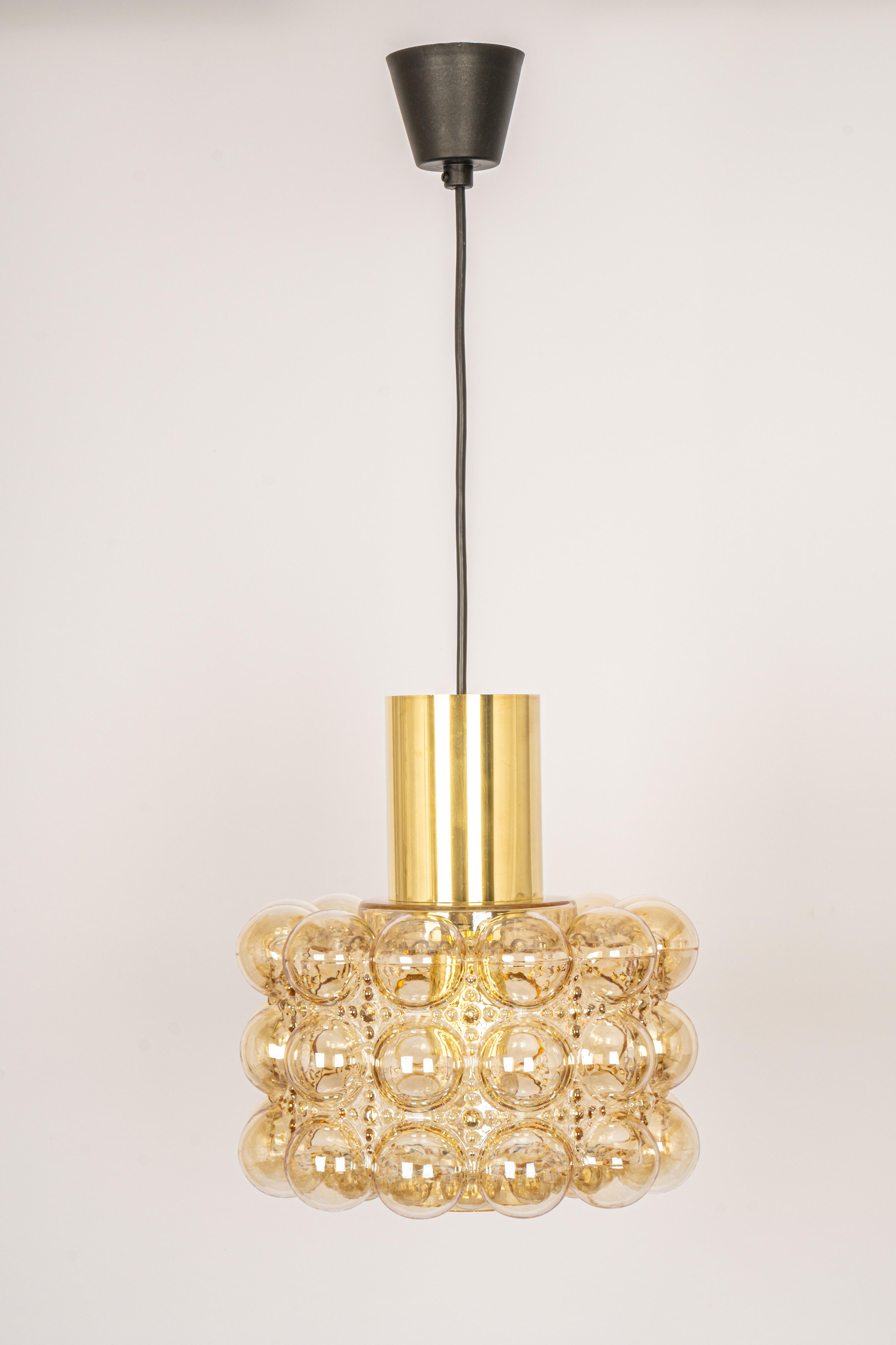 Große runde, leicht rauchfarbene Blasenglas-Hängeleuchte, entworfen von Helena Tynell für Limburg, hergestellt in Deutschland, ca. 1970er Jahre

Fassungen: Es braucht 1 x E27 Standard-Glühbirne.
Glühbirnen sind nicht enthalten. Es ist möglich,