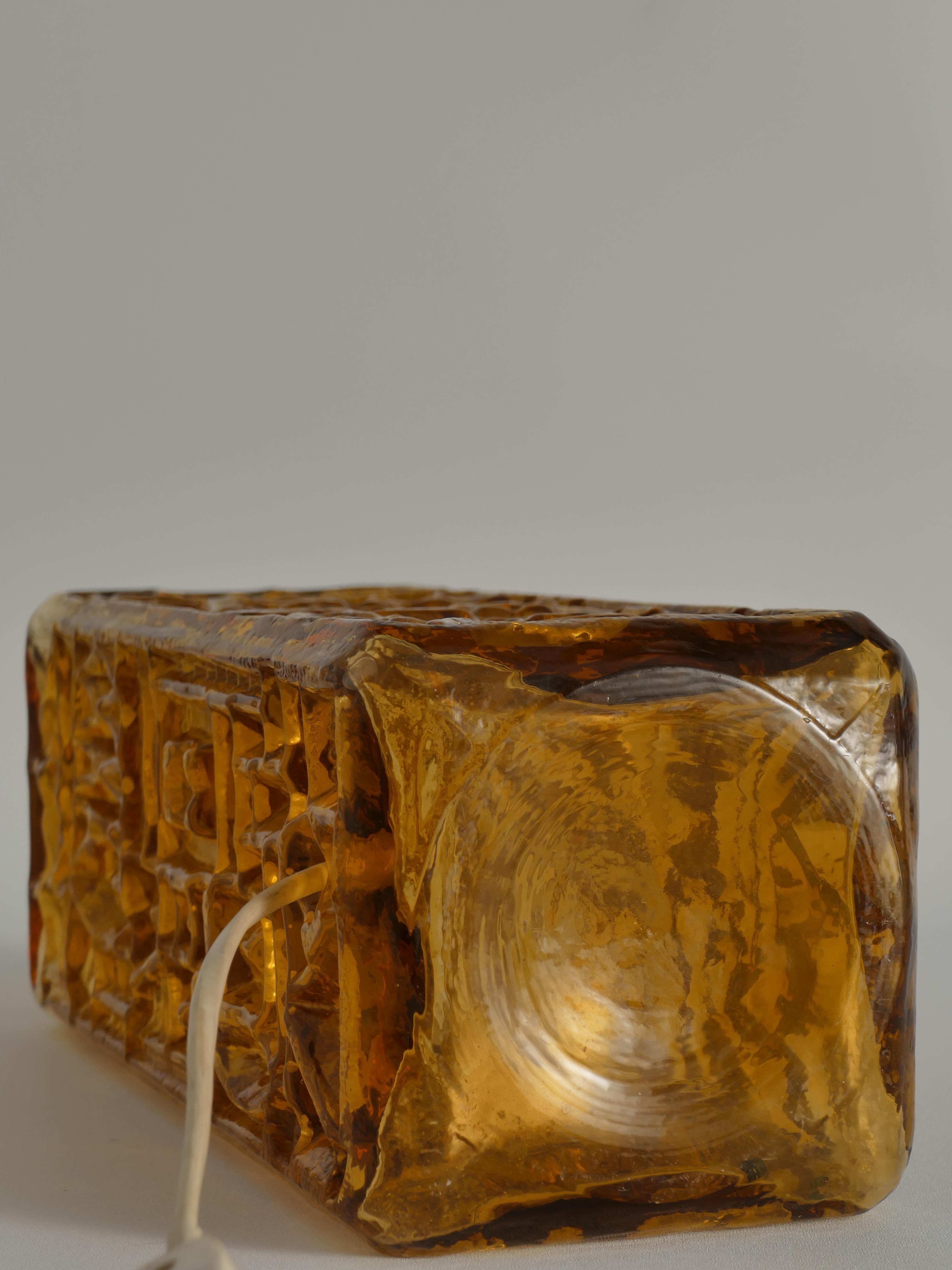 Gran lámpara de sobremesa de cristal ámbar de Gustav Leek para Orrefors, años 60 en venta 2