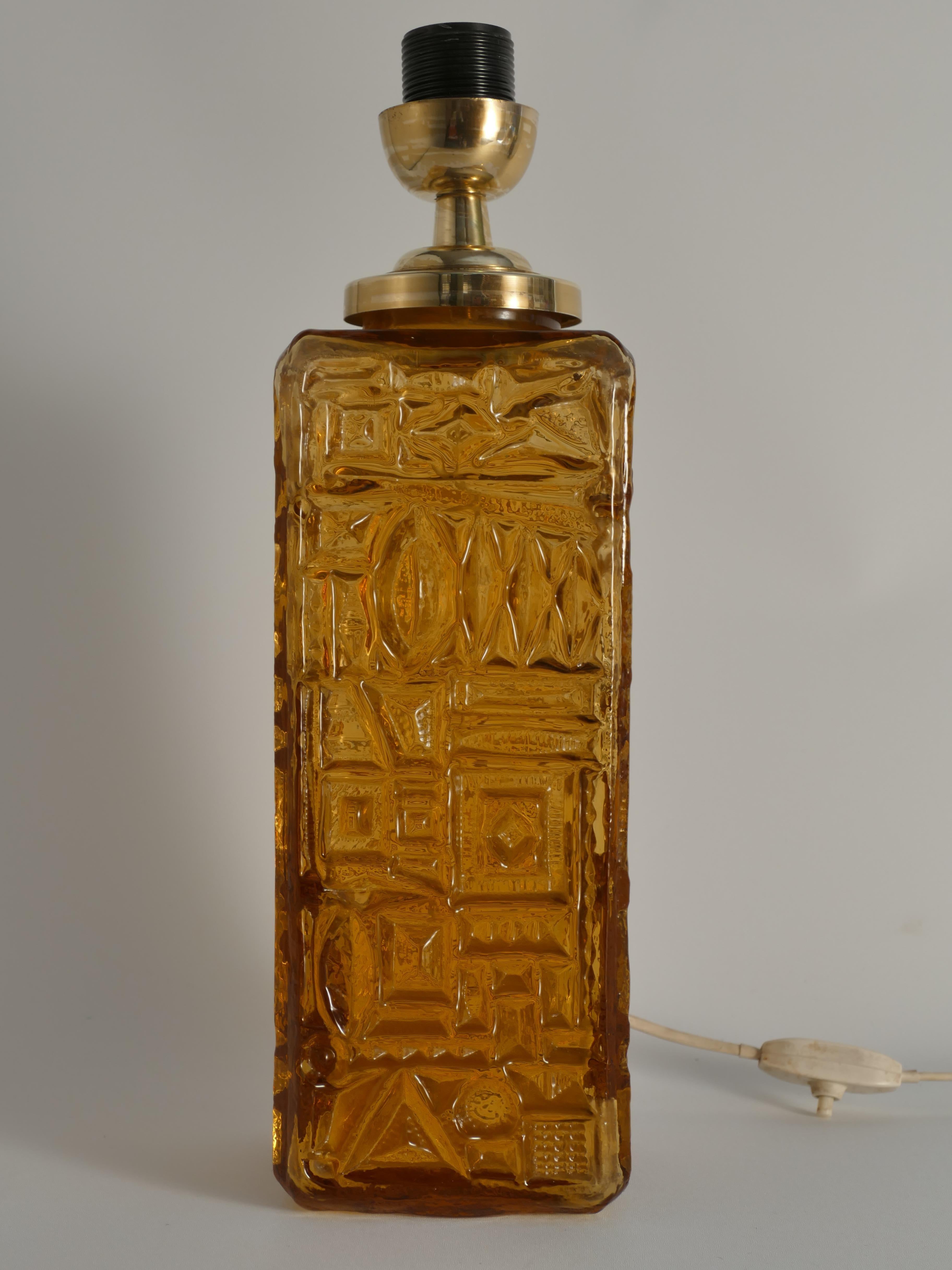 Lámpara de sobremesa moderna de mediados de siglo en vidrio ámbar de Gustav Leek para Orrefors, Suecia, años 60

Llamativa y escultural, esta lámpara de sobremesa moderna de mediados de siglo con detalles de latón fue diseñada por Gustav Leek para