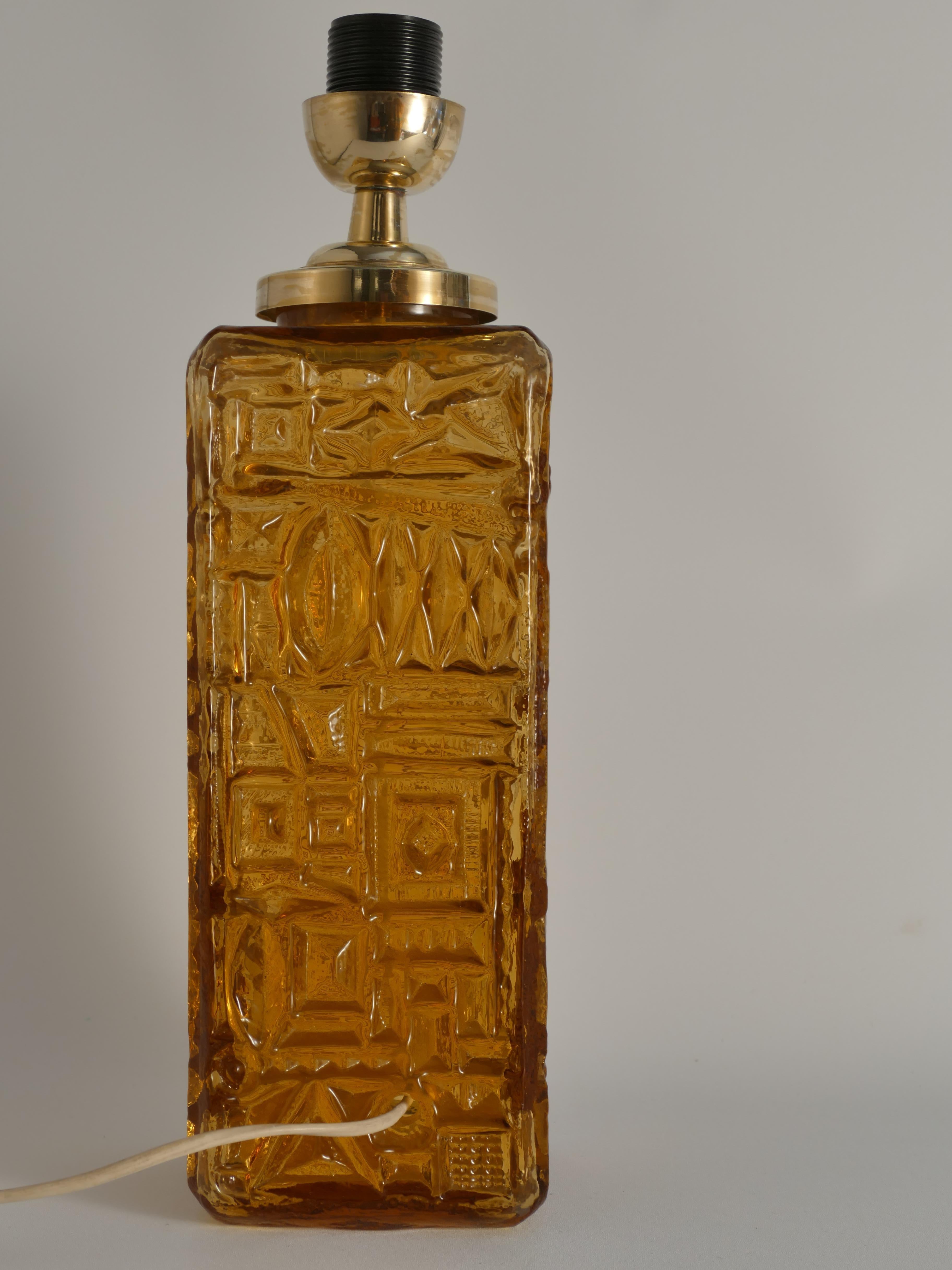 Gran lámpara de sobremesa de cristal ámbar de Gustav Leek para Orrefors, años 60 Sueco en venta