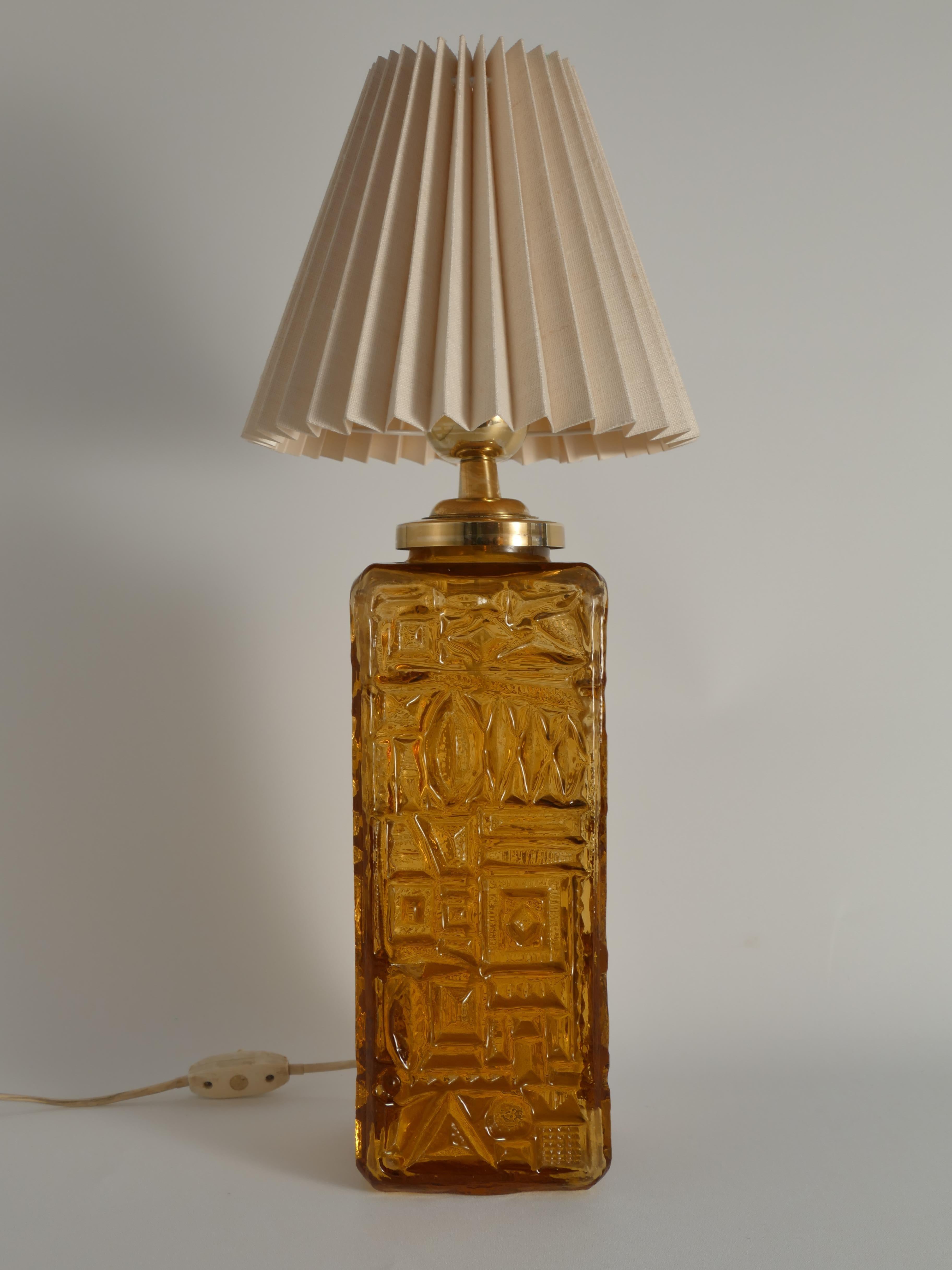 Gran lámpara de sobremesa de cristal ámbar de Gustav Leek para Orrefors, años 60 Hecho a mano en venta