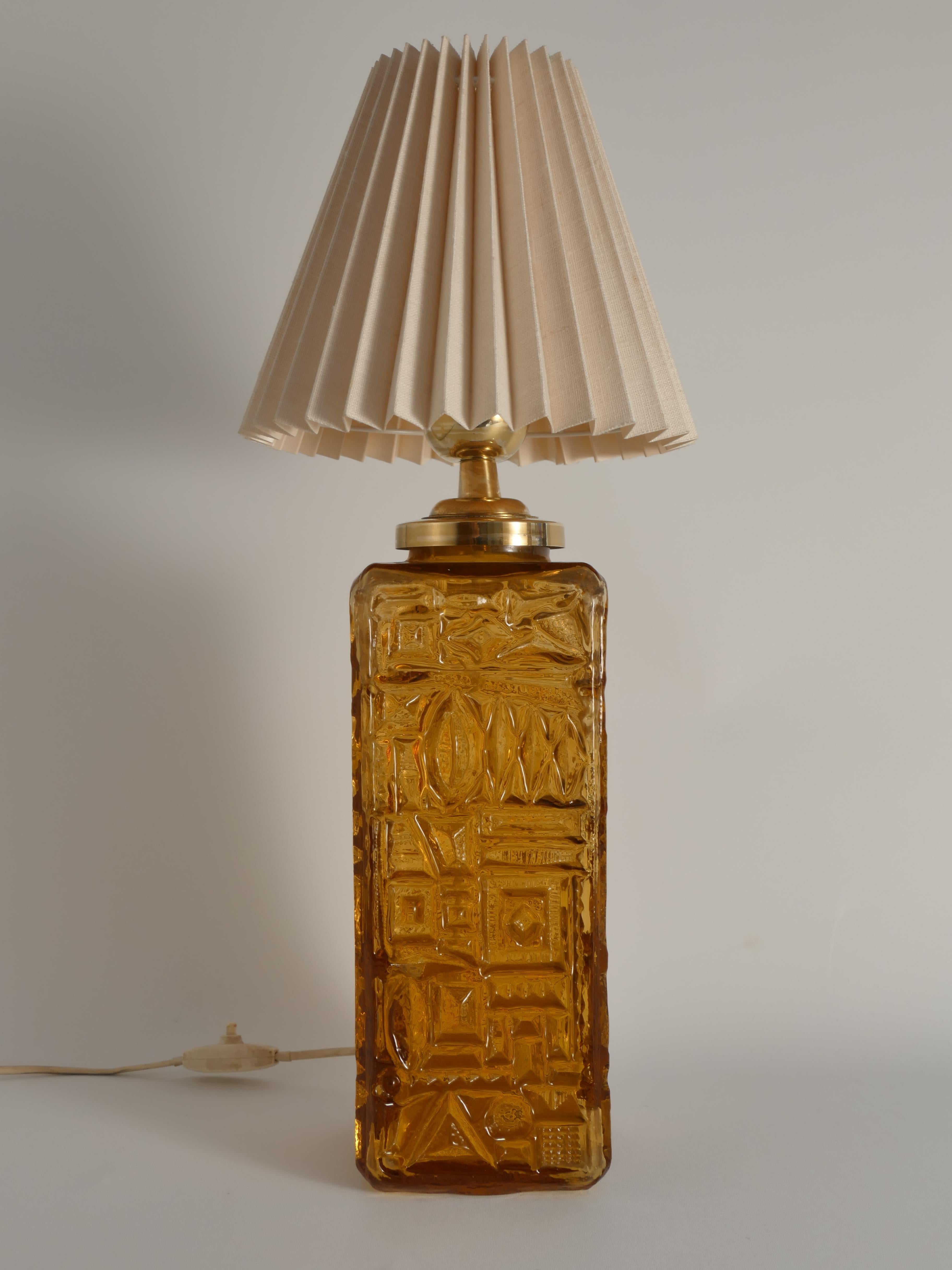 Gran lámpara de sobremesa de cristal ámbar de Gustav Leek para Orrefors, años 60 en Bueno estado para la venta en Grythyttan, SE