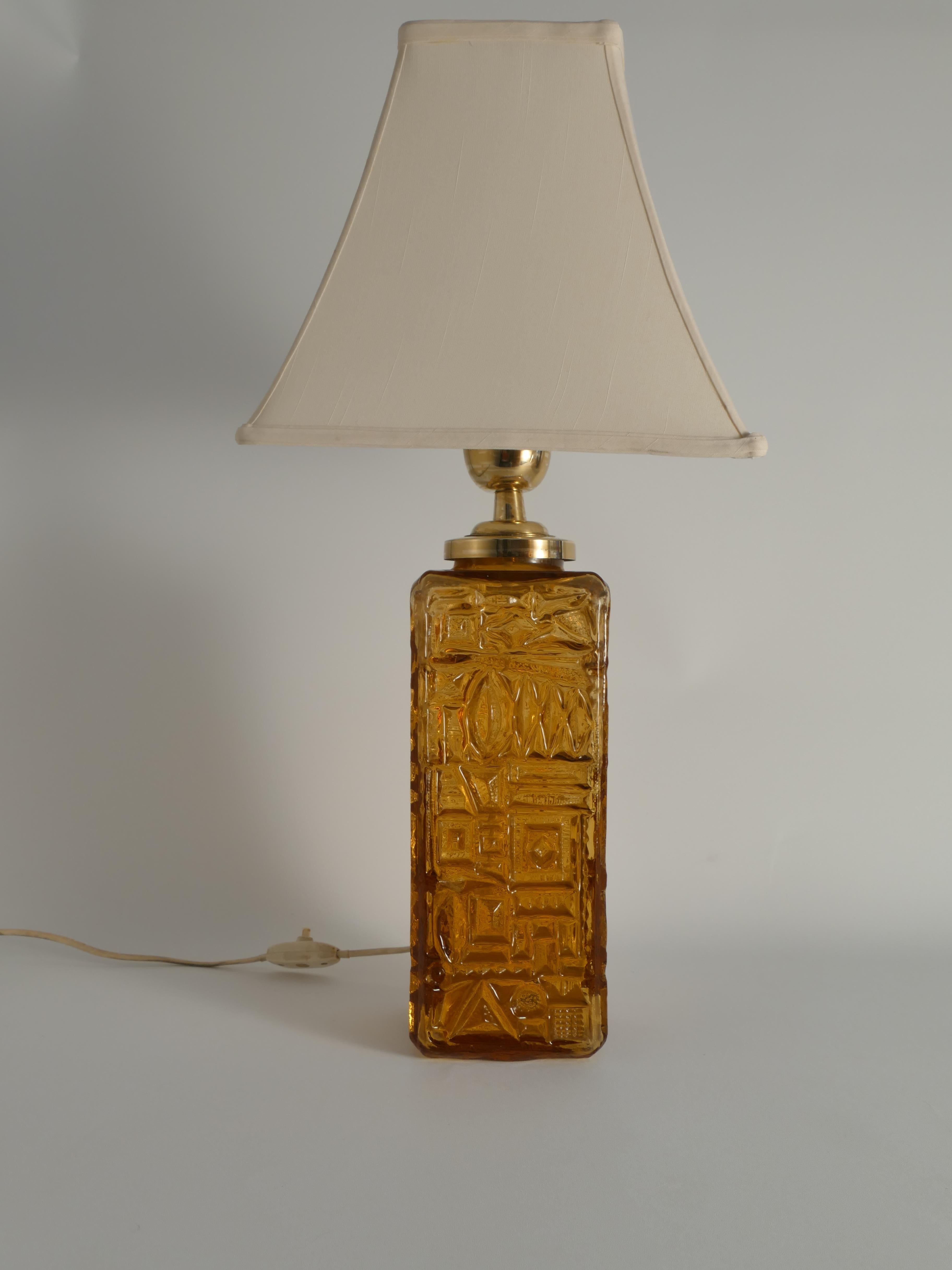 Gran lámpara de sobremesa de cristal ámbar de Gustav Leek para Orrefors, años 60 Vitral en venta
