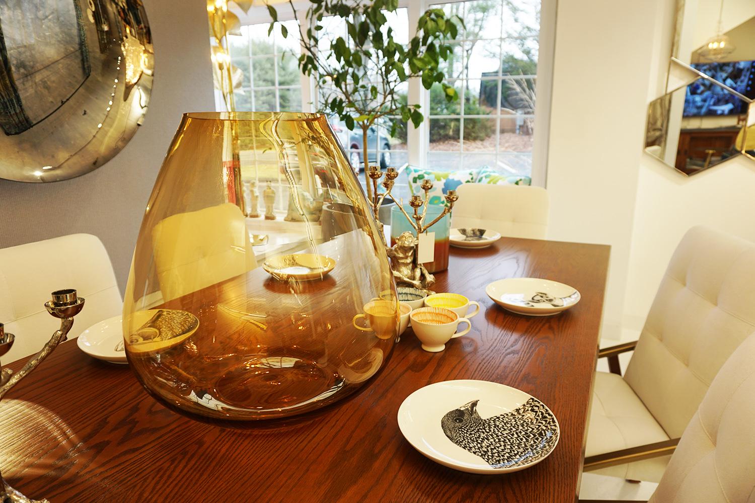 Ob als beeindruckendes Gefäß für Blumen oder als eleganter dekorativer Mittelpunkt, die Amber Whiskey Vase verleiht dem Raum ein angenehmes und schönes Aussehen. Die Vase besteht aus Glas mit einem bernsteinfarbenen Farbton, der beruhigend und