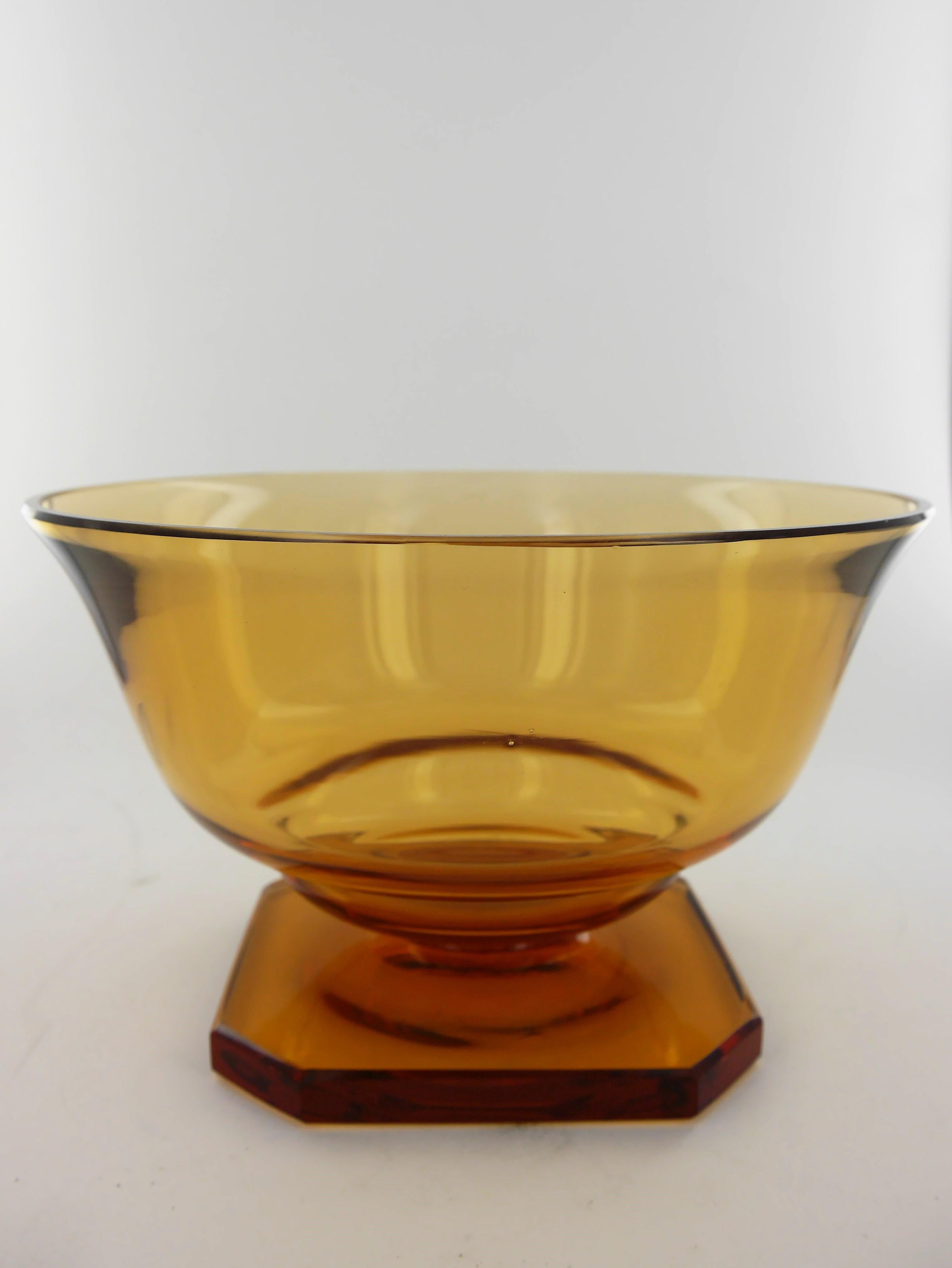 Vase or cup, amber coloured, in Daum glass or crystal.
Signed Daum, cross of Lorraine, Nancy.
Art Deco period, 1920s-1930s, France.