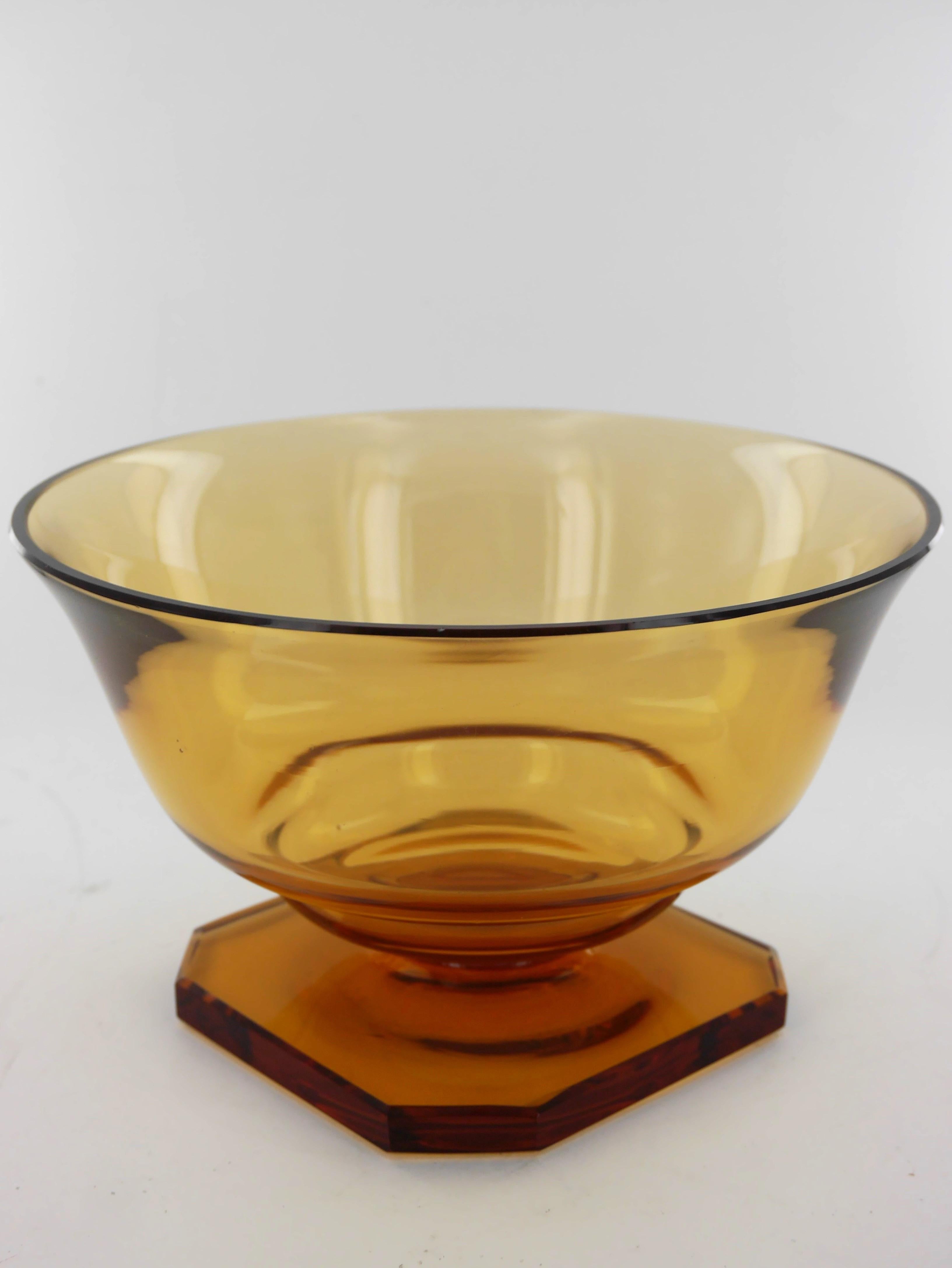 An Art Deco Large Amber Glass Vase or Serving Bowl by Daum, 1930s In Good Condition In Valbroye, CH