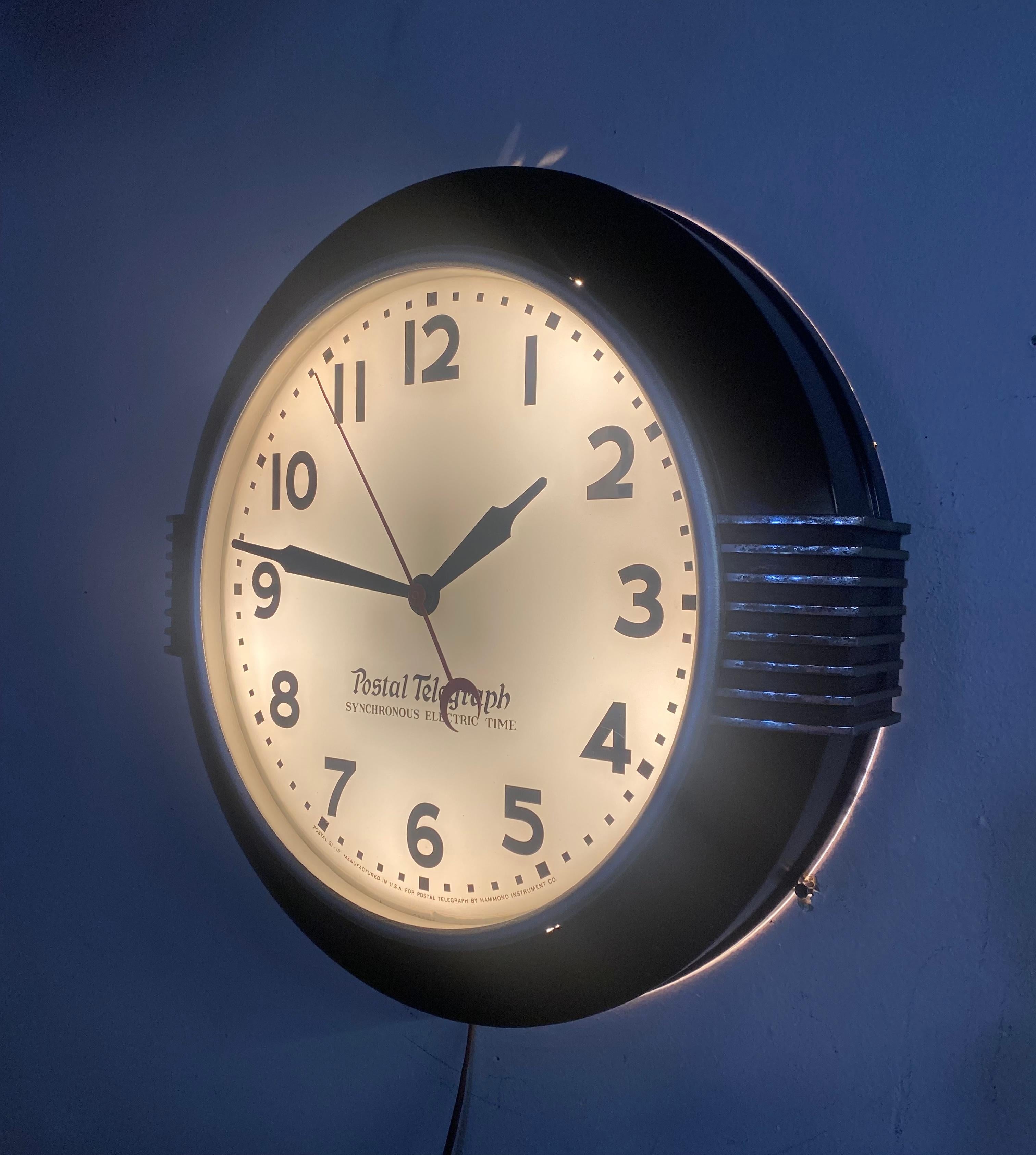 This iconic and beautifully designed, large American Art Deco wall clock is by The Hammond Instrument Company of Chicago, Illinois. This design was first released under the name of the 