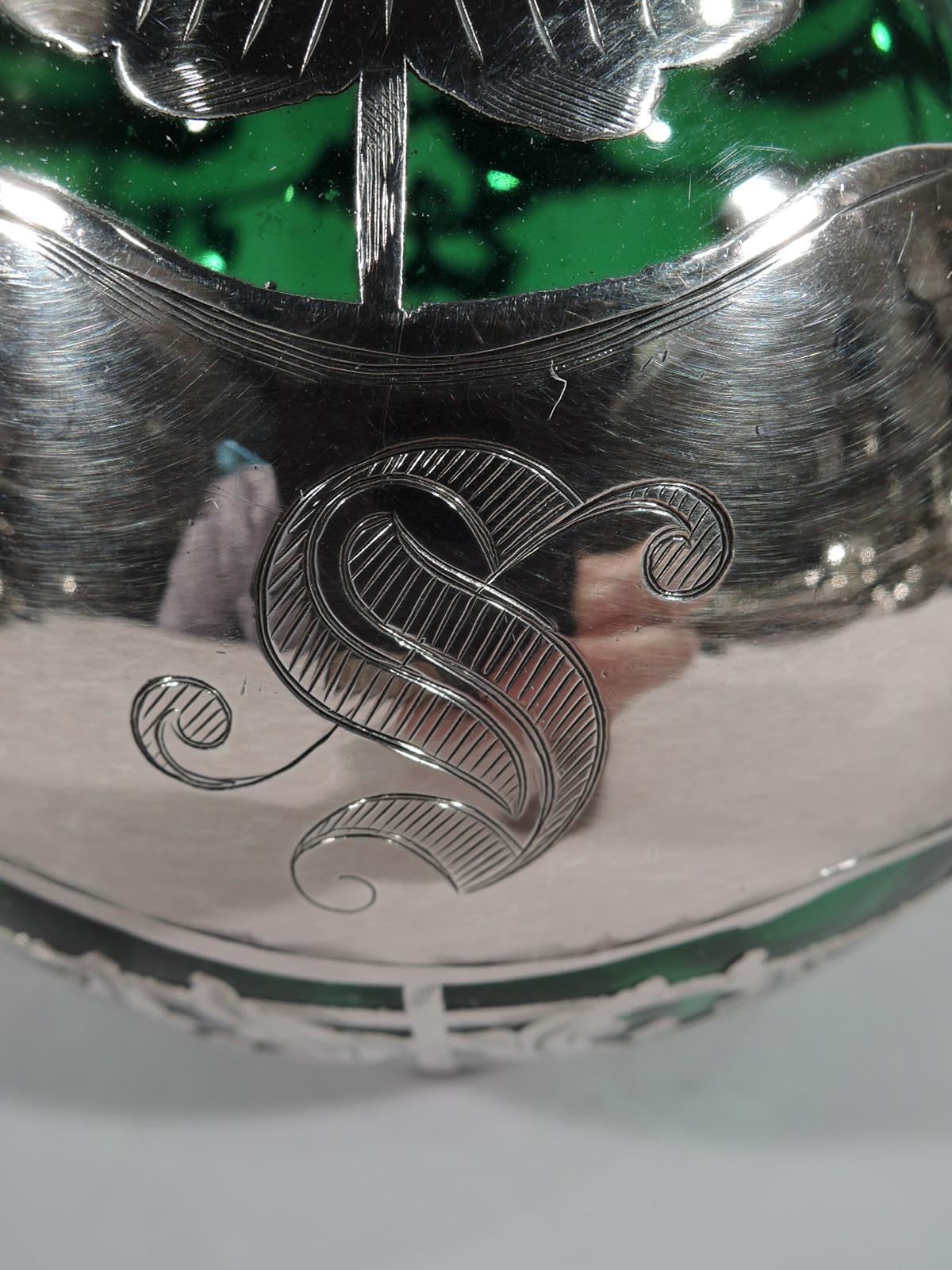 Grand flacon de parfum américain Art Nouveau en verre vert recouvert d'argent Excellent état - En vente à New York, NY