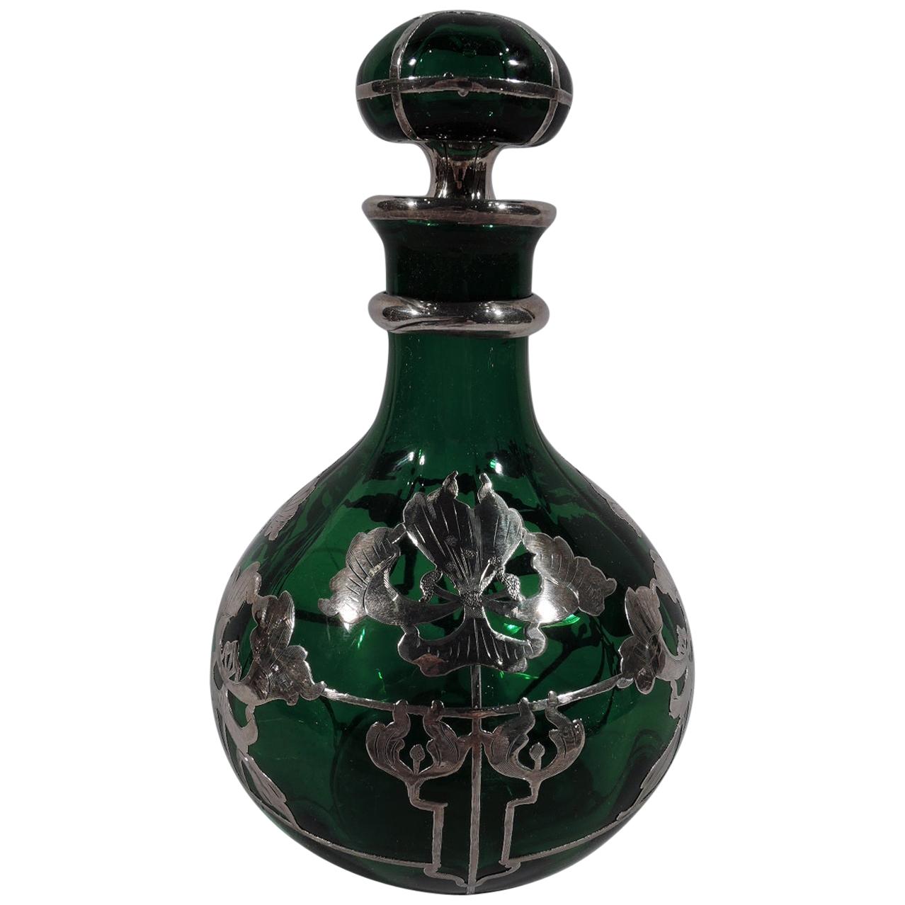 Grand flacon de parfum américain Art Nouveau en verre vert recouvert d'argent