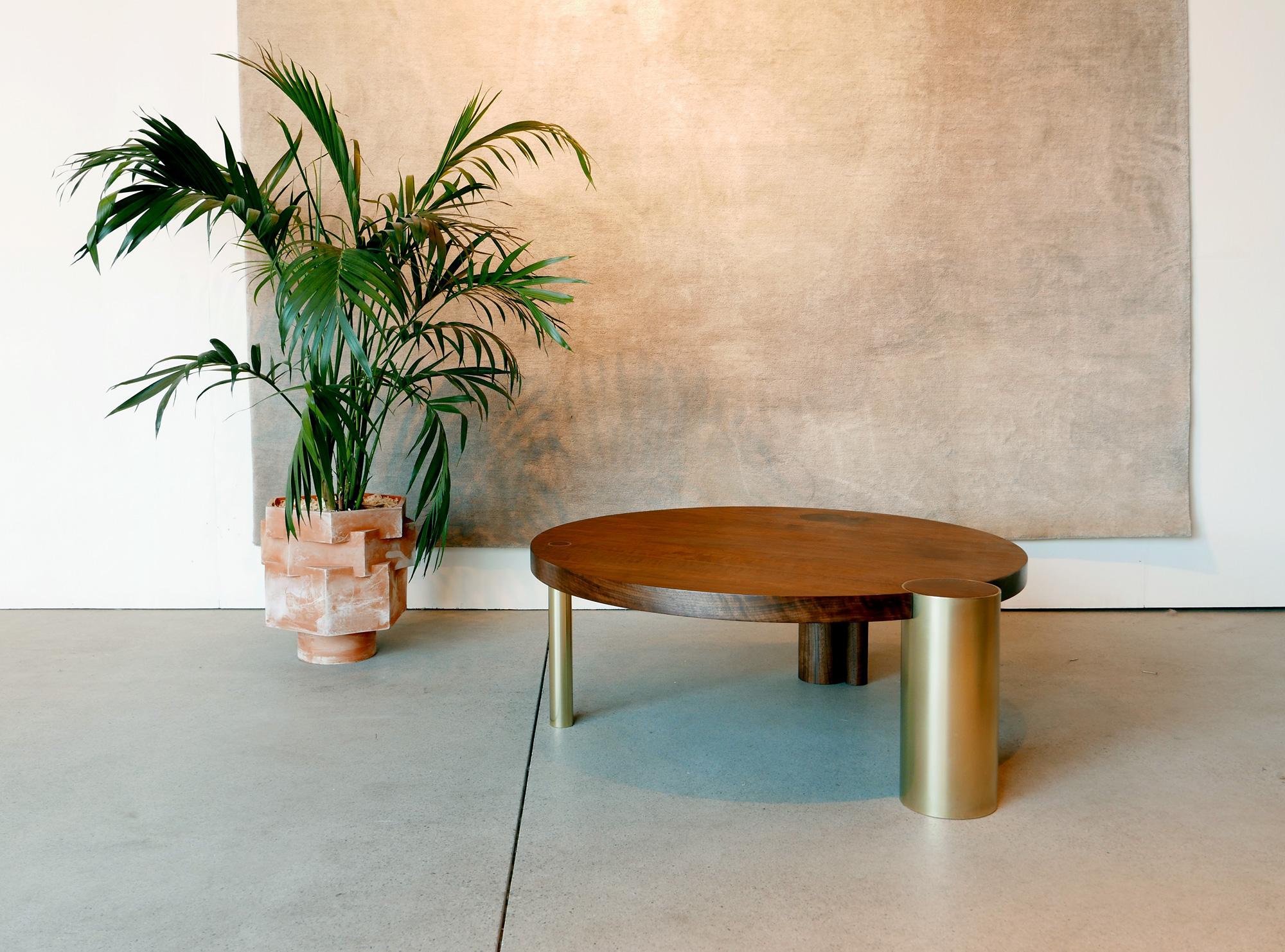 Table basse de 122 cm en noyer noir avec pieds en cuivre par Hinterland Design en vente 2