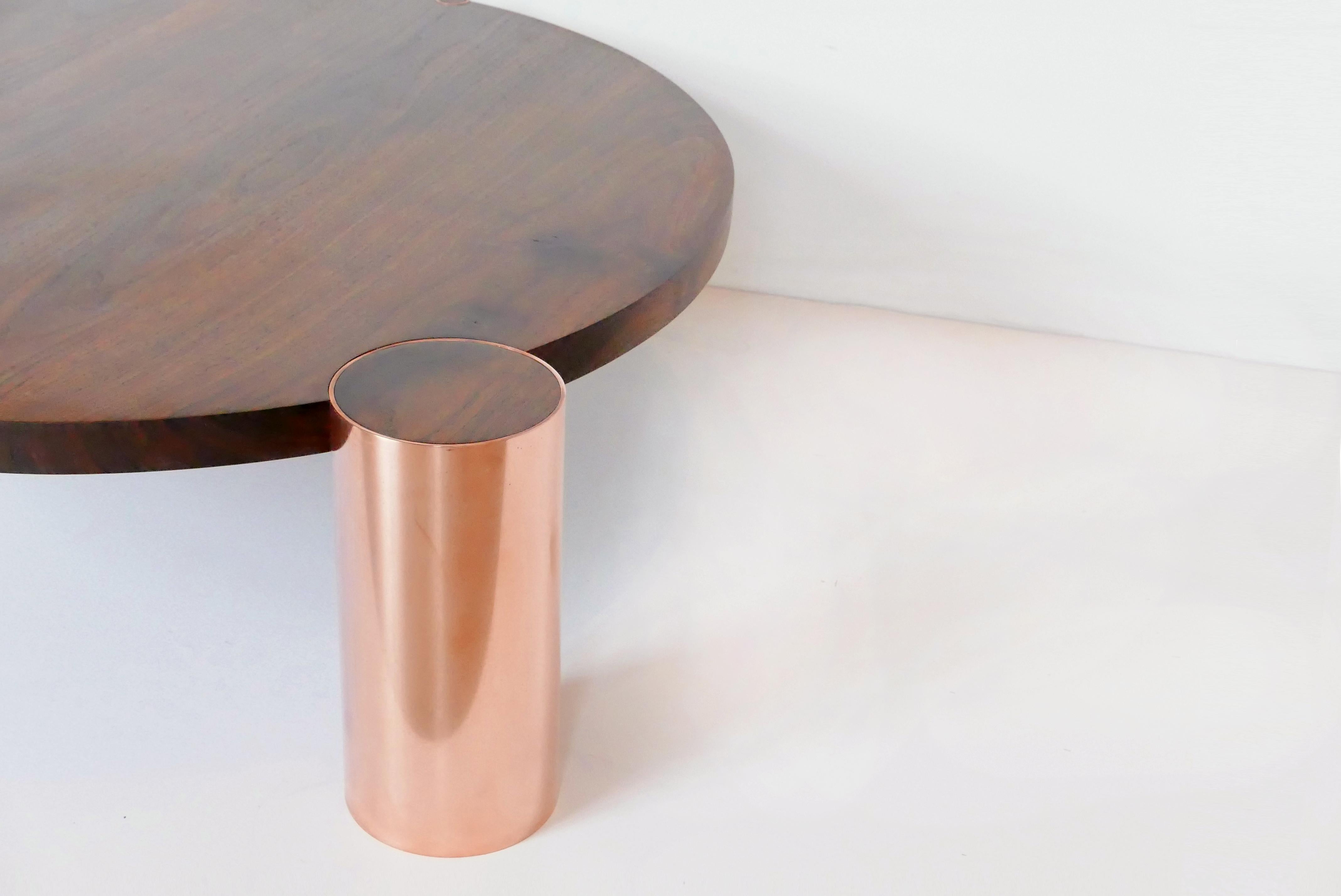 Table basse de 122 cm en noyer noir avec pieds en cuivre par Hinterland Design en vente 1