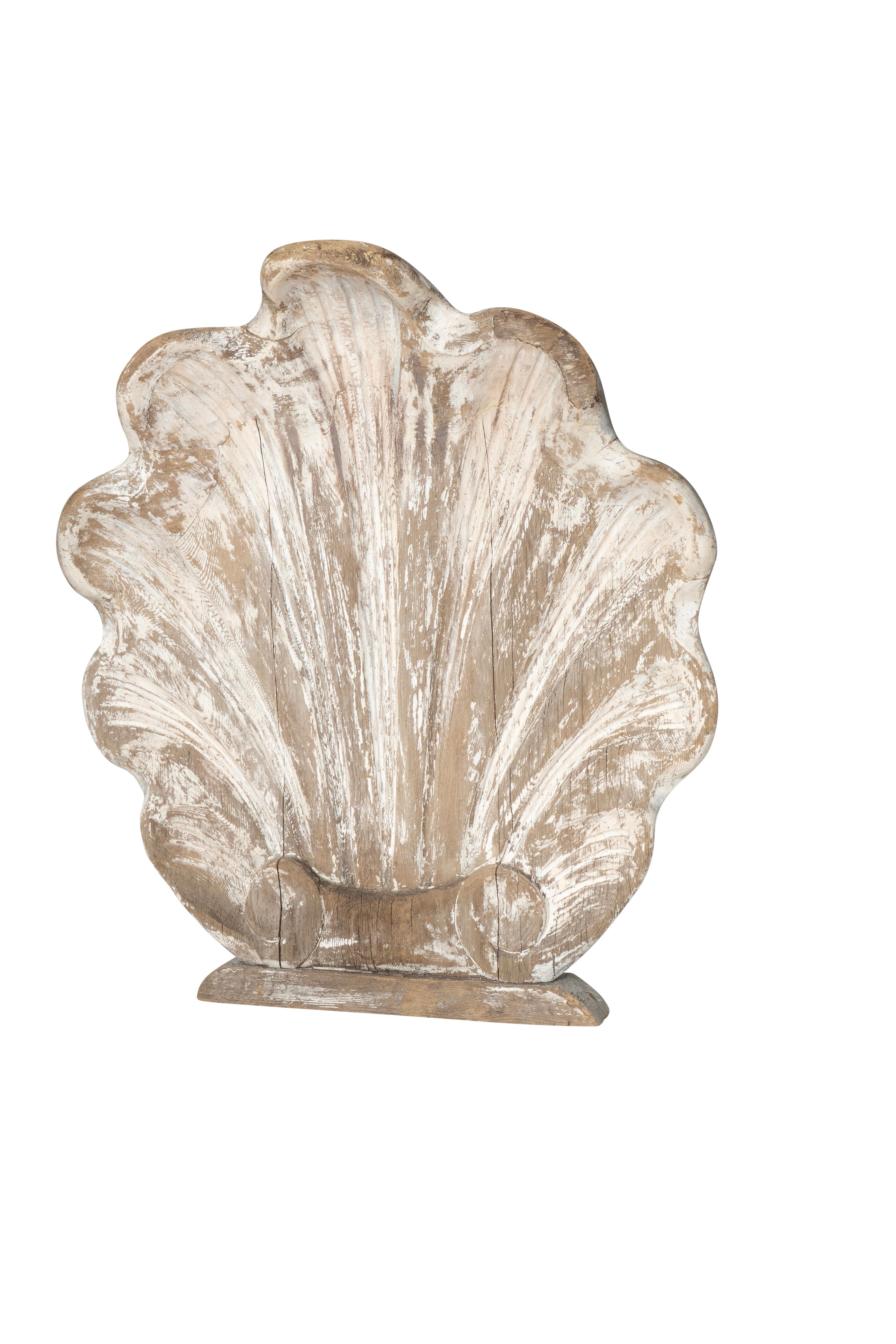 Large American Carved Wood And Painted Shell In Good Condition For Sale In Essex, MA