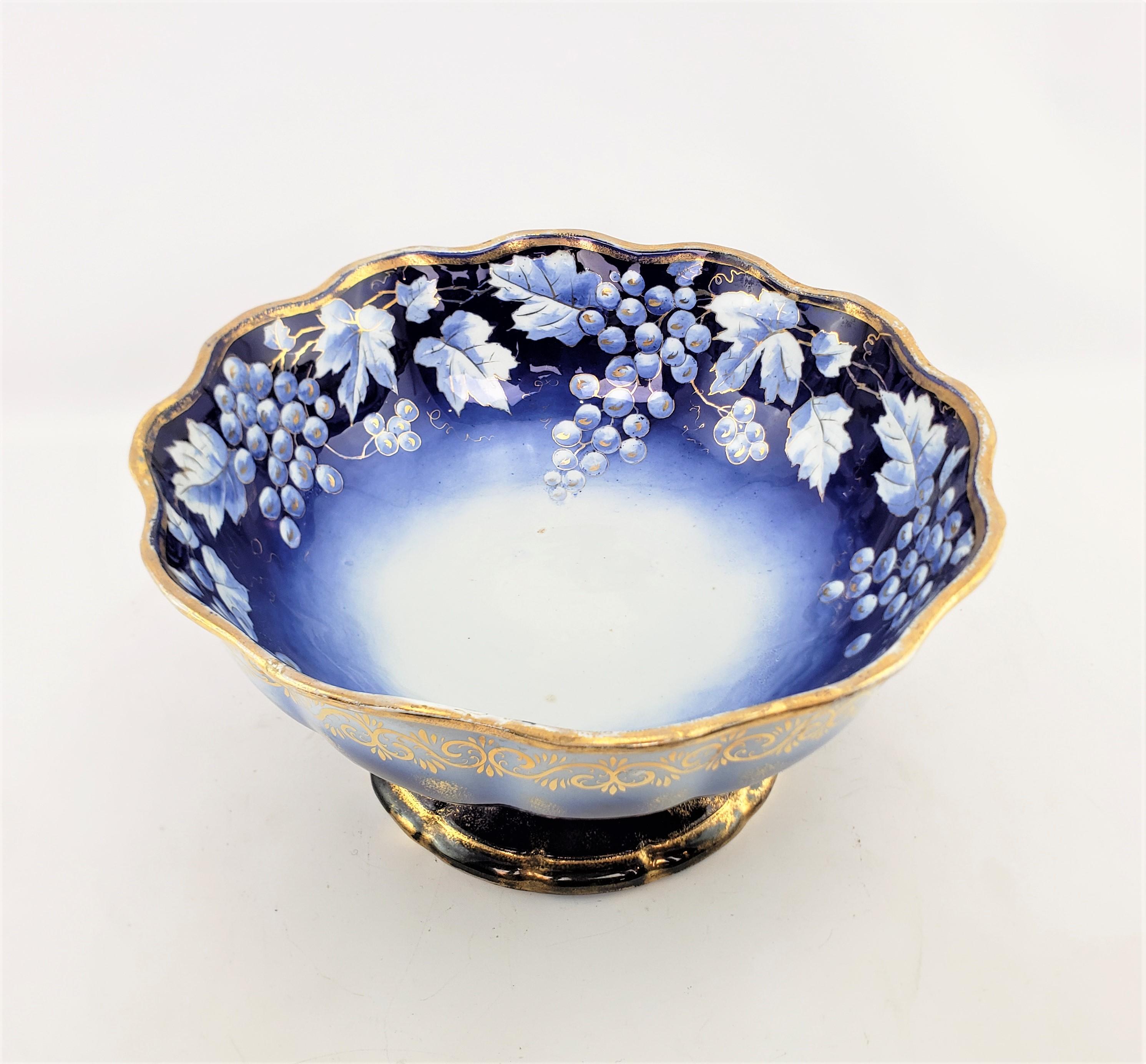 XIXe siècle Large American China Co. Bol décoré de raisins et de vignes et d'accents dorés en vente
