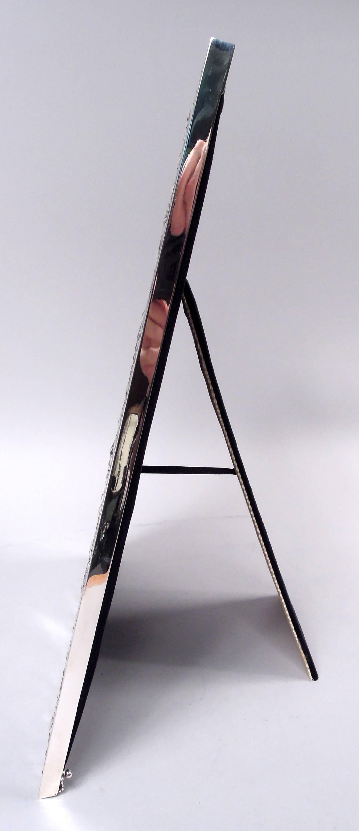 Grande cornice classica edoardiana in argento sterling. Realizzato da Lebkuecher a Newark, intorno al 1900. Bordo rettangolare. Sulla parte anteriore, volute di foglie cesellate, fiori e pannolini; la guida superiore e quella inferiore hanno