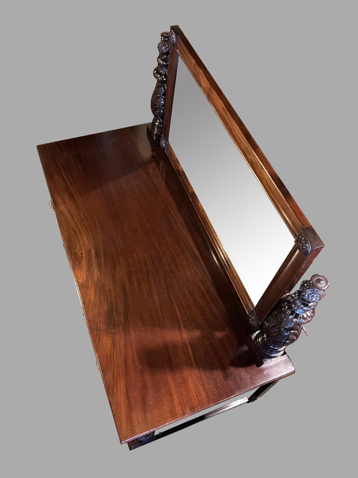 Große amerikanische Empire-Revival-Mahagoni-Ankleidekommode mit verstellbarem Spiegel (19. Jahrhundert) im Angebot