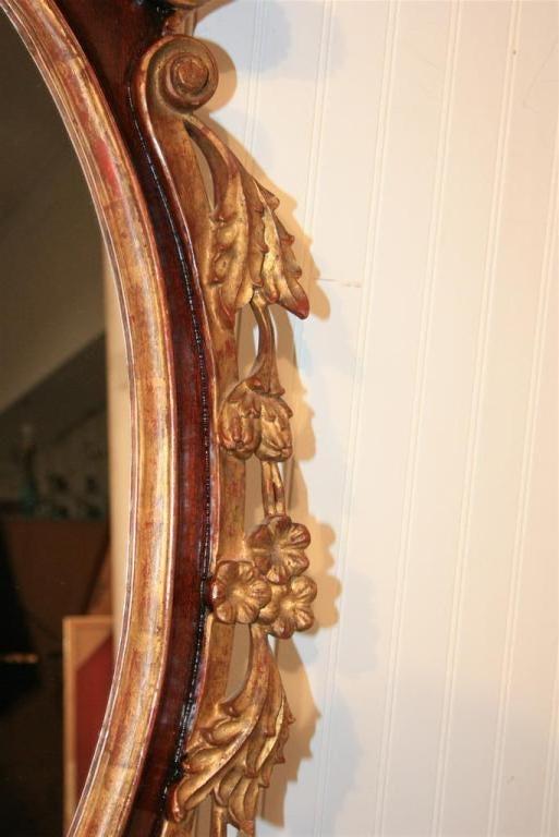 Bois Grand miroir canard ovale de style fédéral américain de 152,4 cm en acajou et bois doré en vente