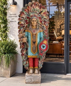 Grande statuetta indiana da negozio di sigari, intagliata e dipinta, in stile folk art americano