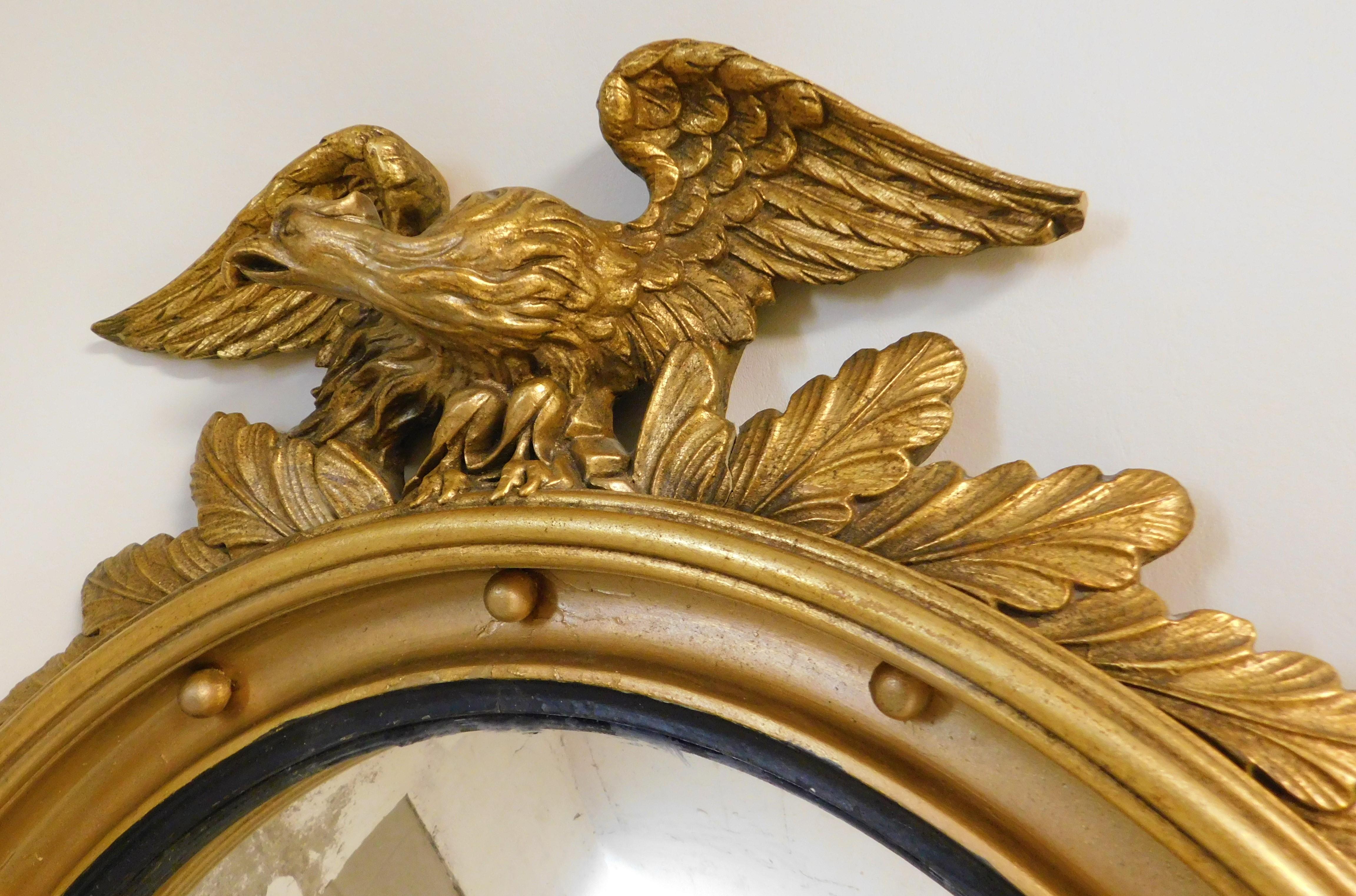 Victorien Grand miroir mural américain convexe en bois sculpté et doré représentant un aigle ovale, vers 1890 en vente