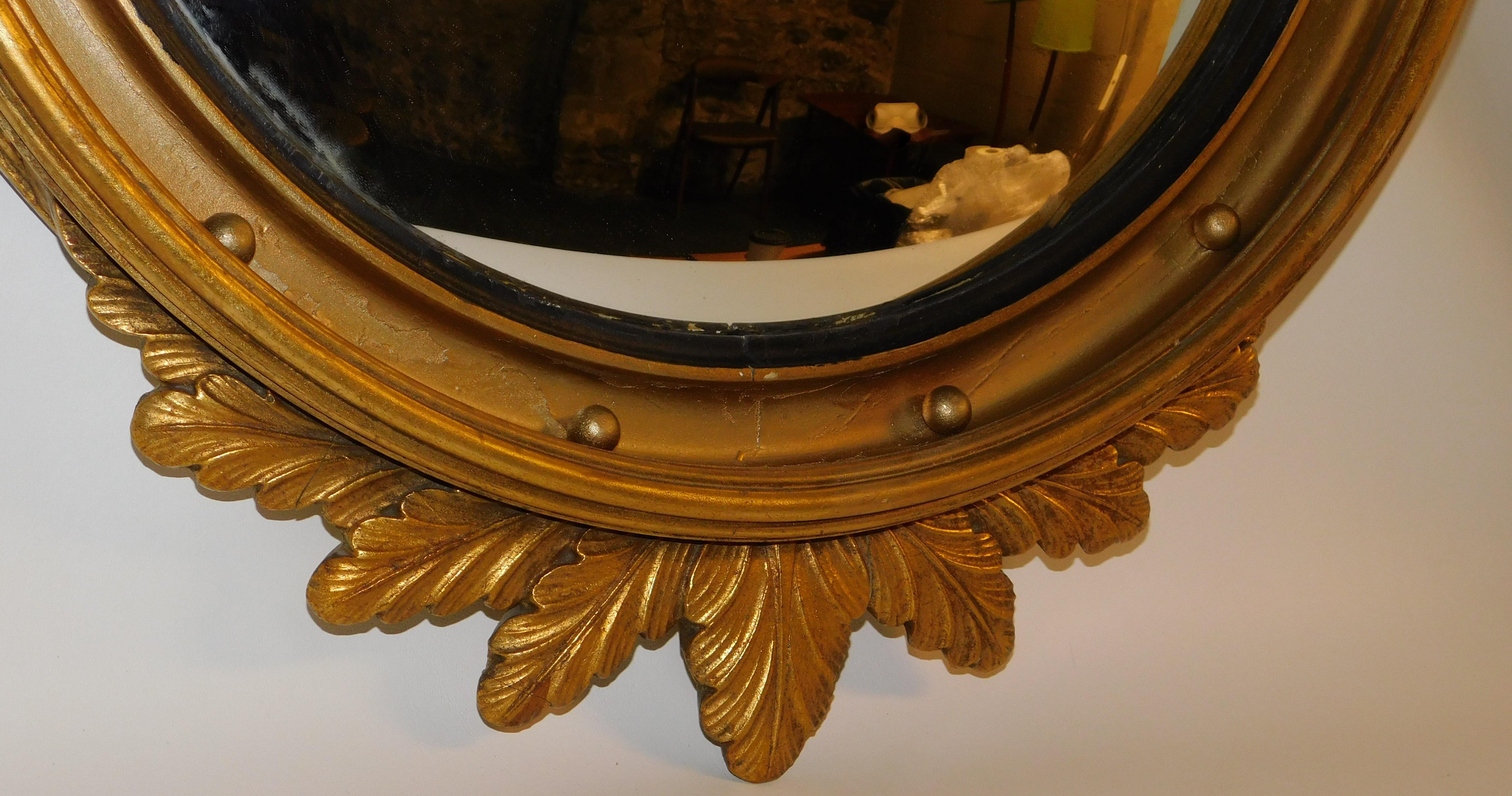 Américain Grand miroir mural américain convexe en bois sculpté et doré représentant un aigle ovale, vers 1890 en vente