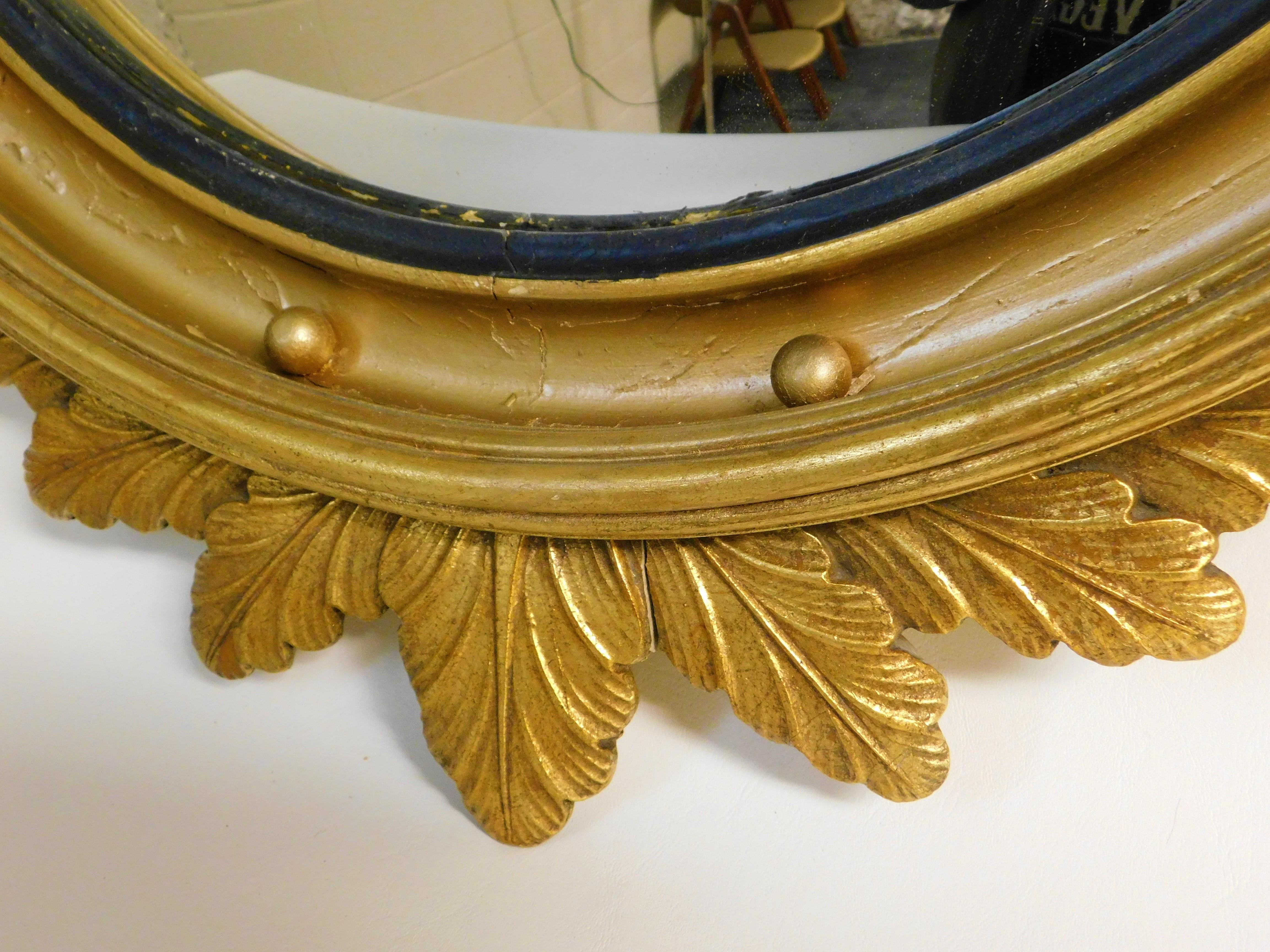 Bois Grand miroir mural américain convexe en bois sculpté et doré représentant un aigle ovale, vers 1890 en vente