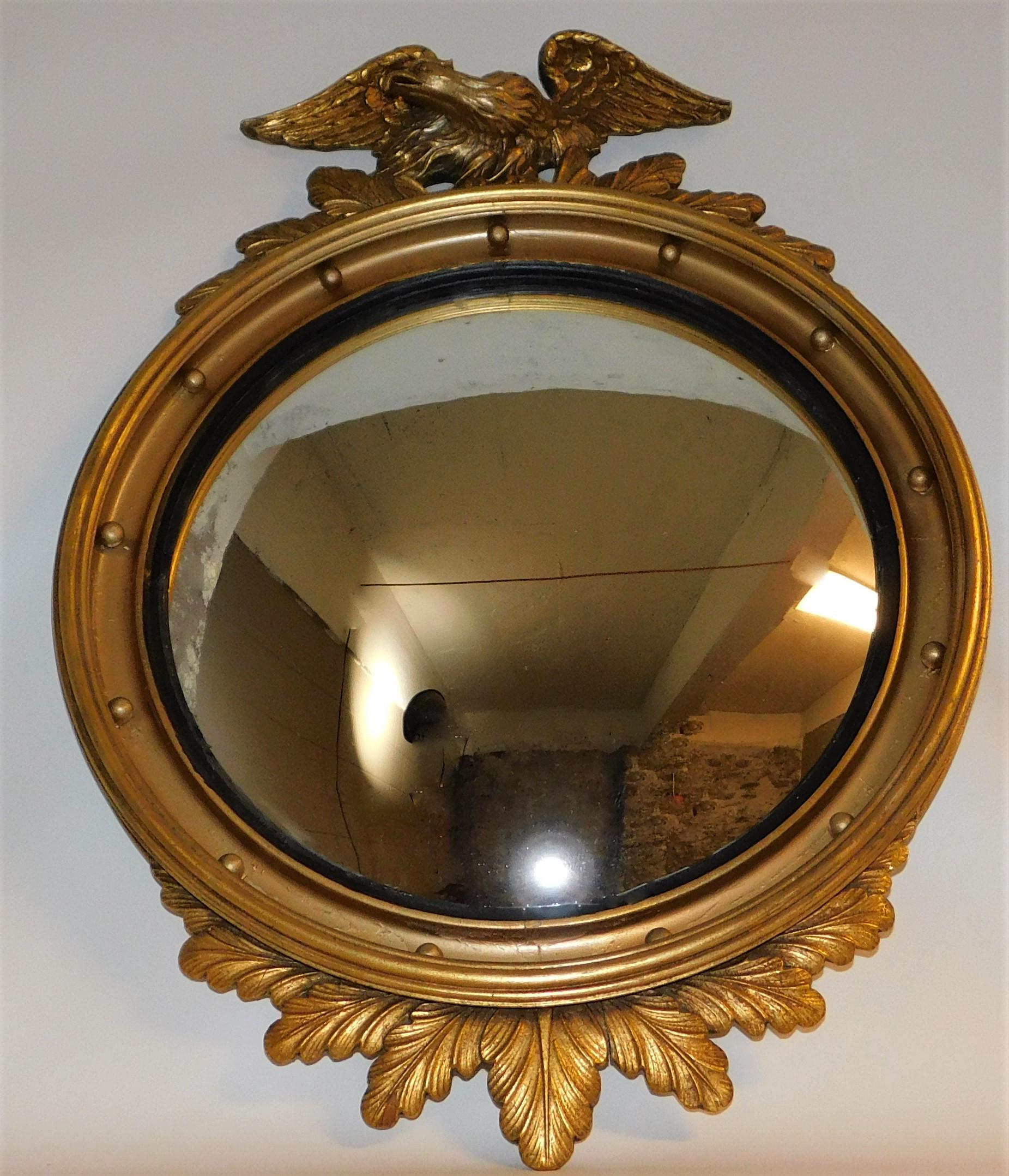 Grand miroir mural américain convexe en bois sculpté et doré représentant un aigle ovale, vers 1890 en vente 1