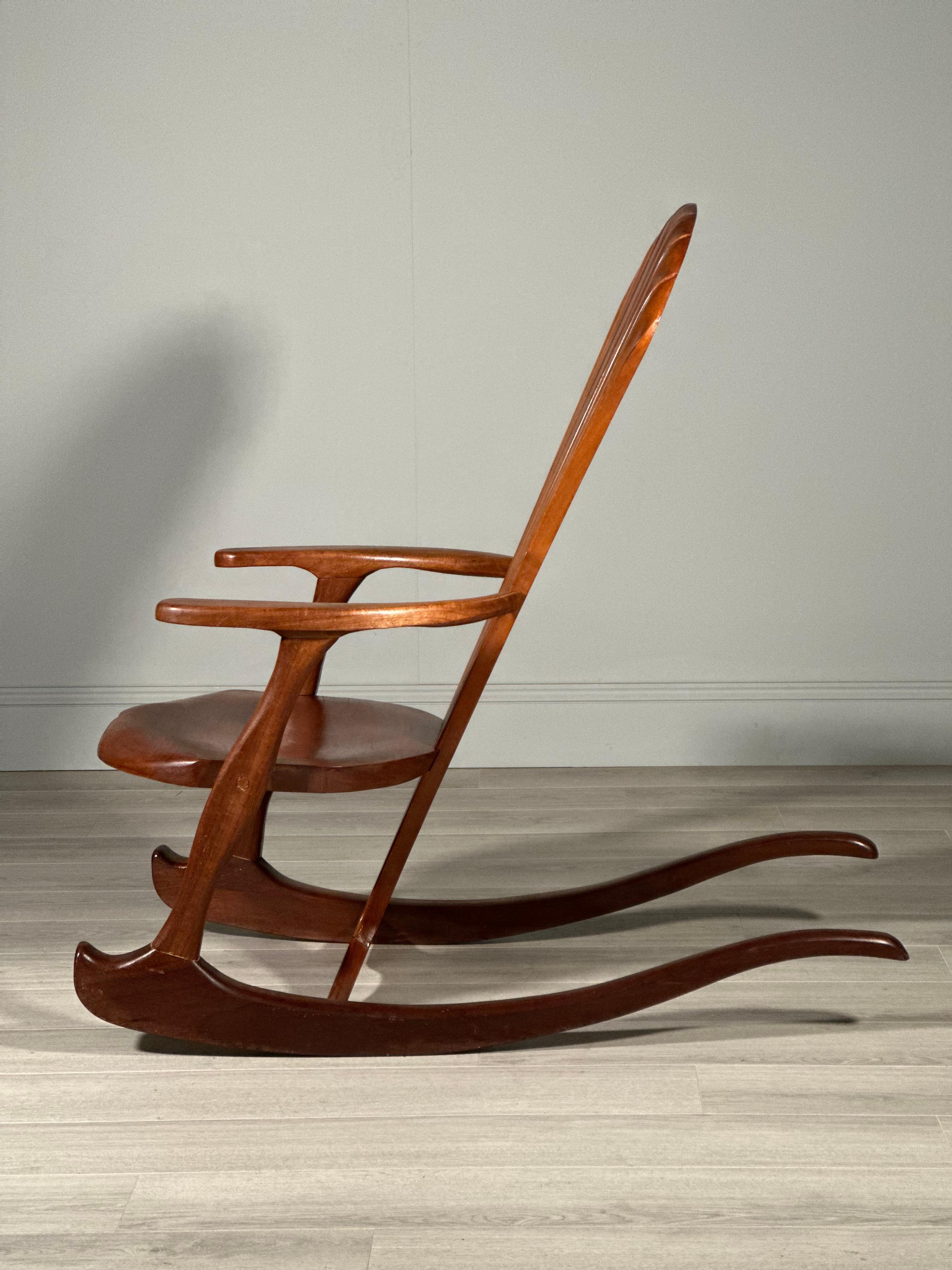 Fait main Grande chaise à bascule américaine à dossier en coquillage, vers 1950 en vente