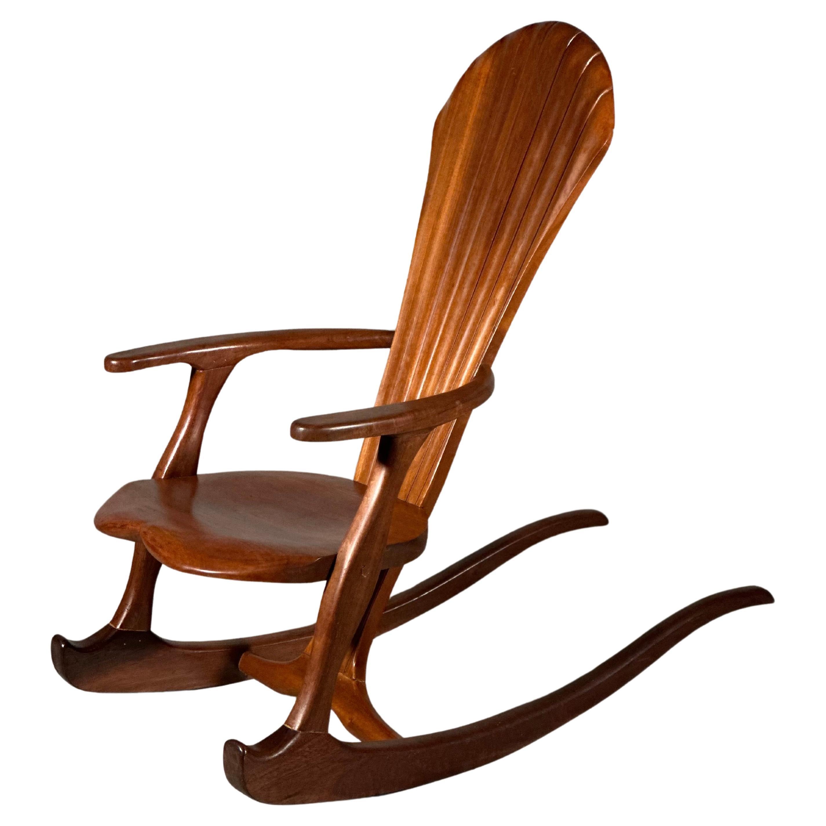 Grande chaise à bascule américaine à dossier en coquillage, vers 1950