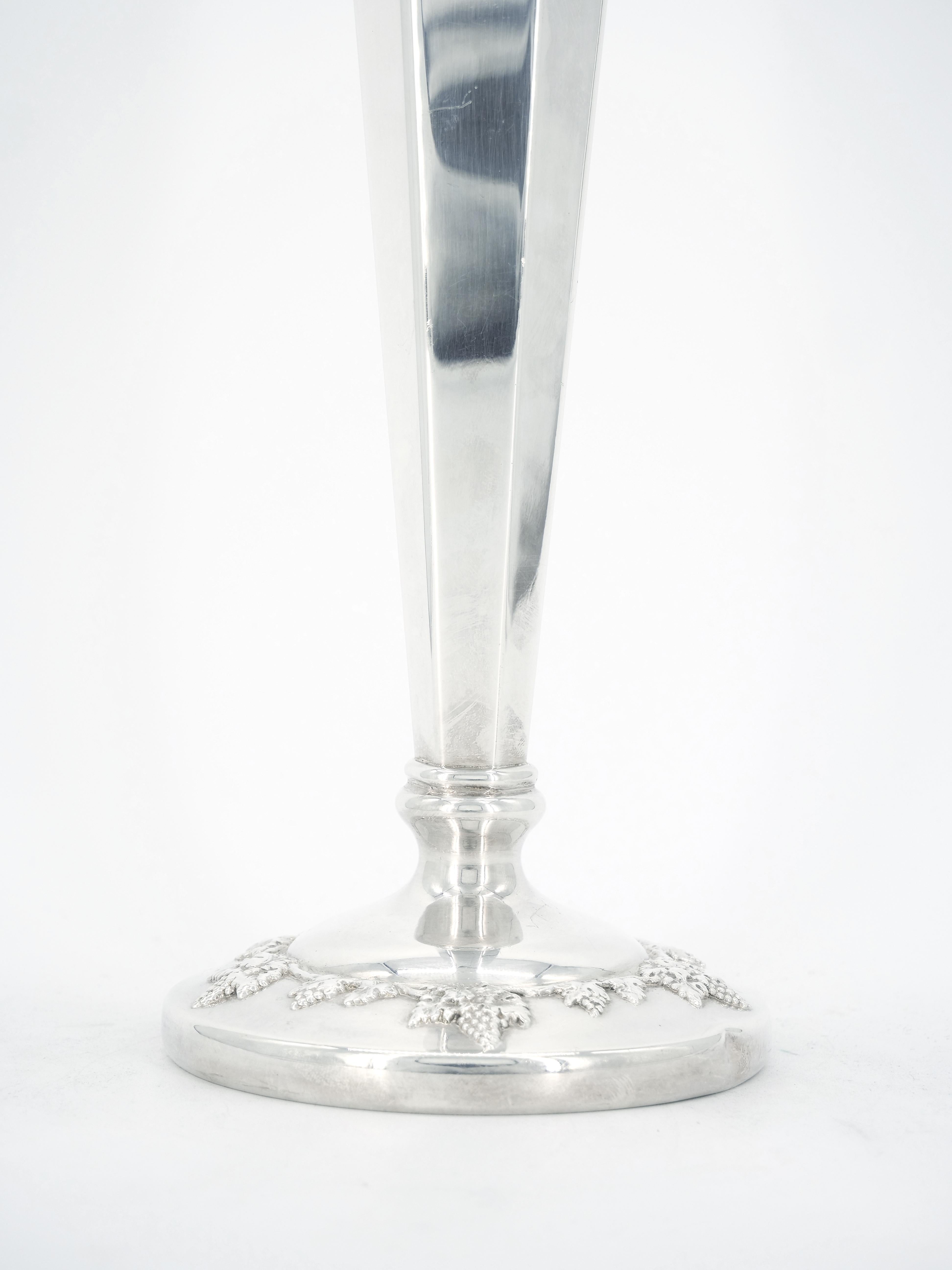 Gravé Grand vase trompette américain en métal argenté en vente