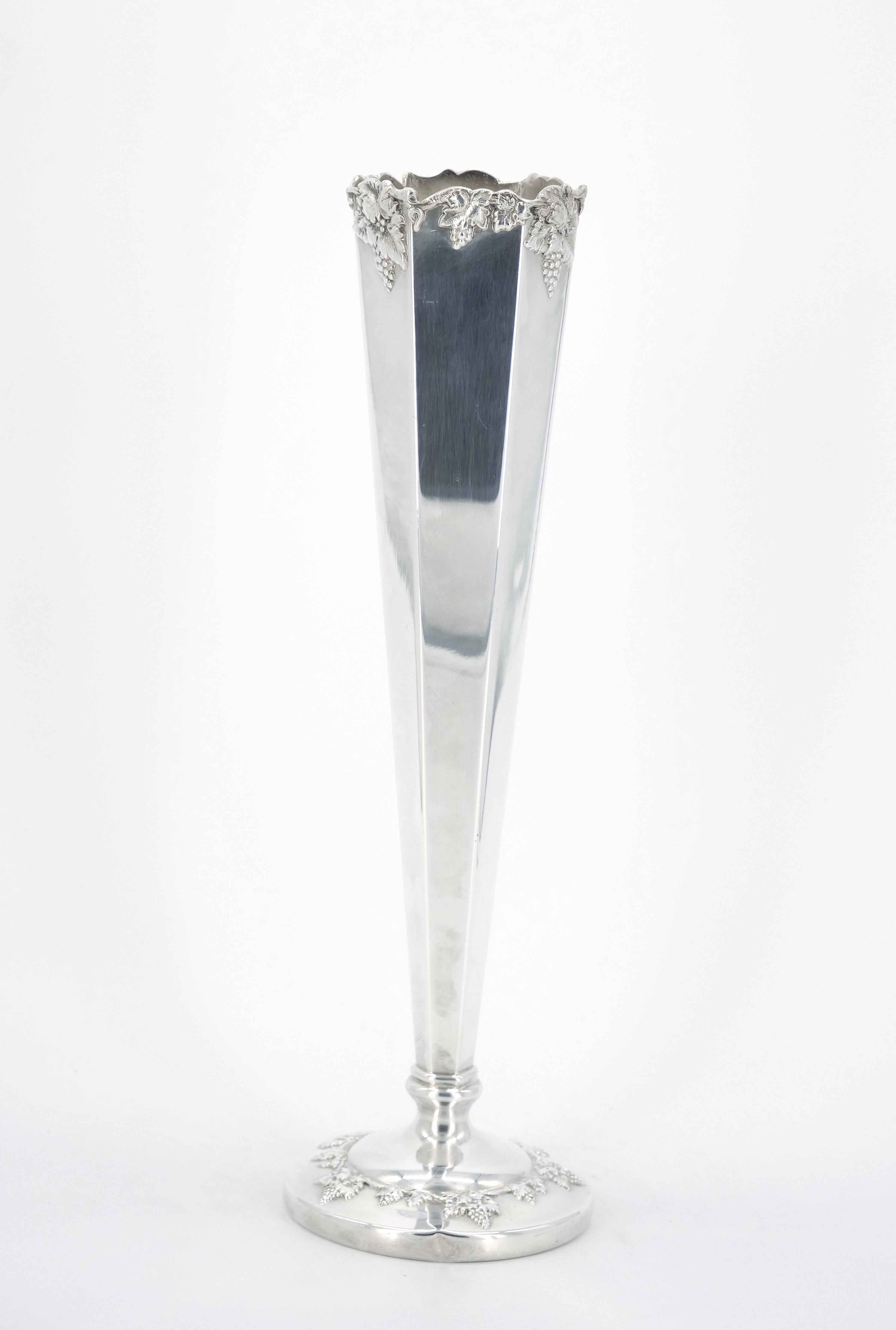 Milieu du XXe siècle Grand vase trompette américain en métal argenté en vente