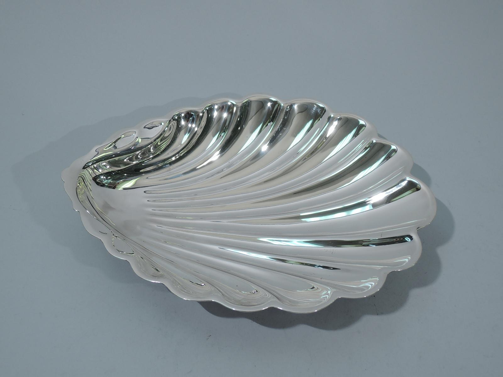 Large American Sterling Silver Scallop Shell Bowl by Gorham In Excellent Condition For Sale In New York, NY