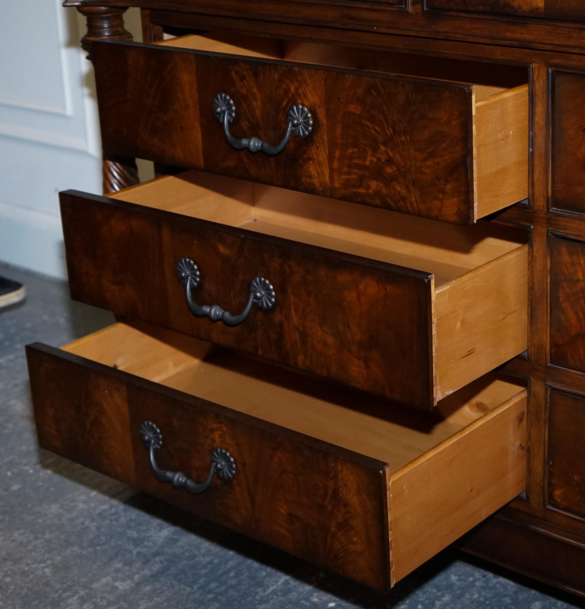 GRANDE ARMADIO SOLIDO AMERICANO Thomasville TRINIDAD BREAKFRONT SiDEBOARD in vendita 9