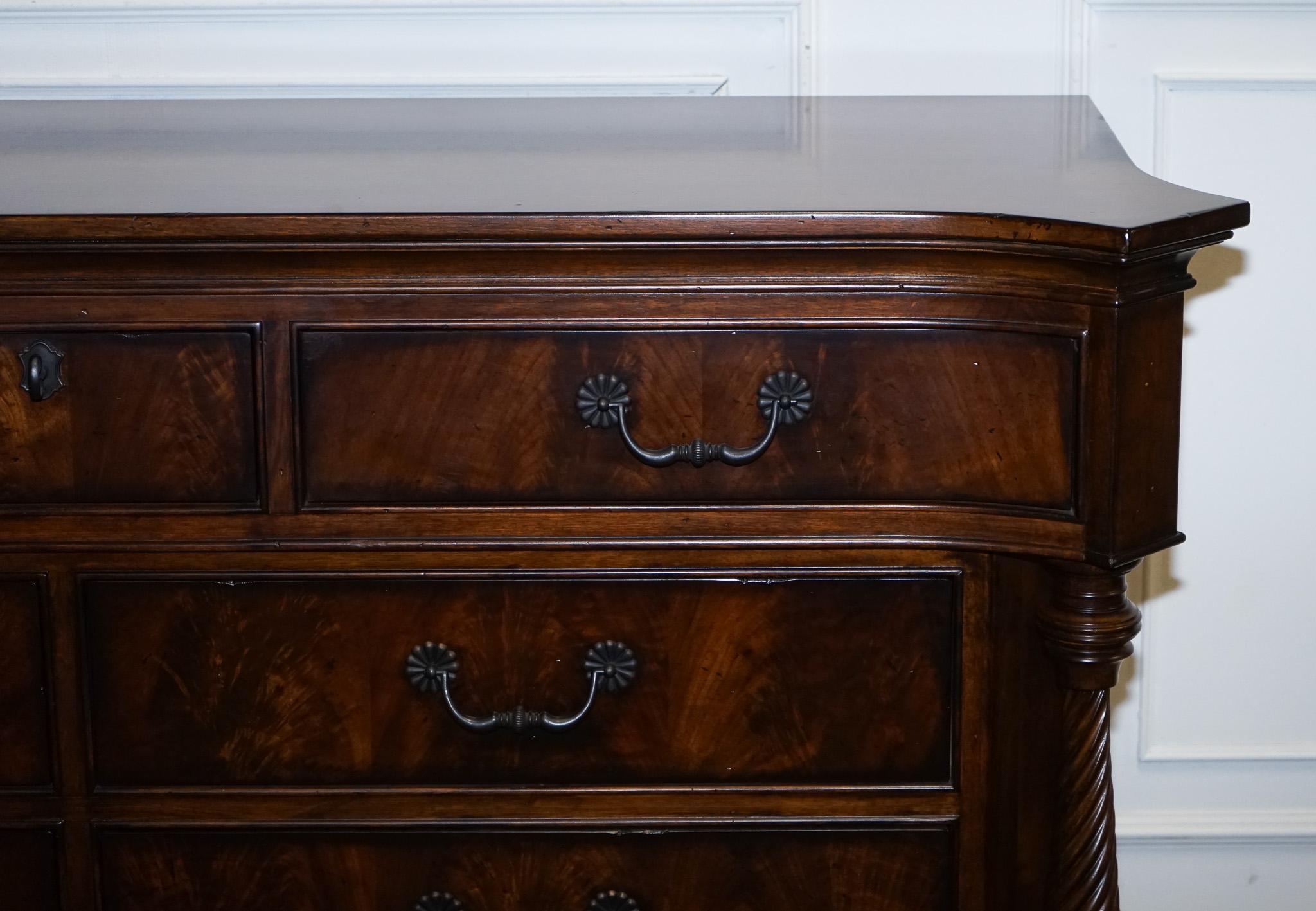 GRANDE ARMADIO SOLIDO AMERICANO Thomasville TRINIDAD BREAKFRONT SiDEBOARD In condizioni buone in vendita a Pulborough, GB