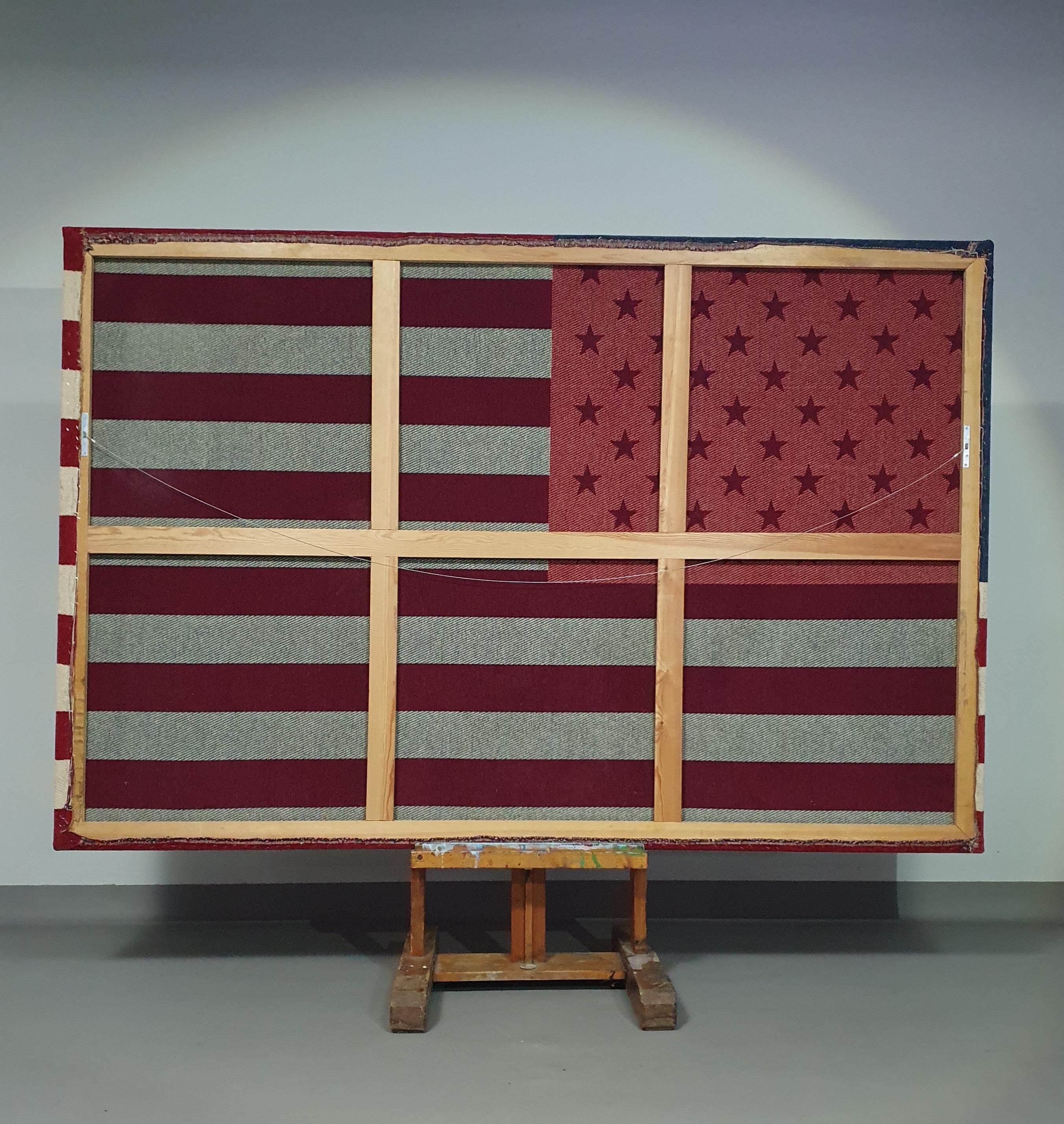 Grand drapeau américain en soie tissée / étoiles et rayures / assemblé  un cadre en bois en vente 2