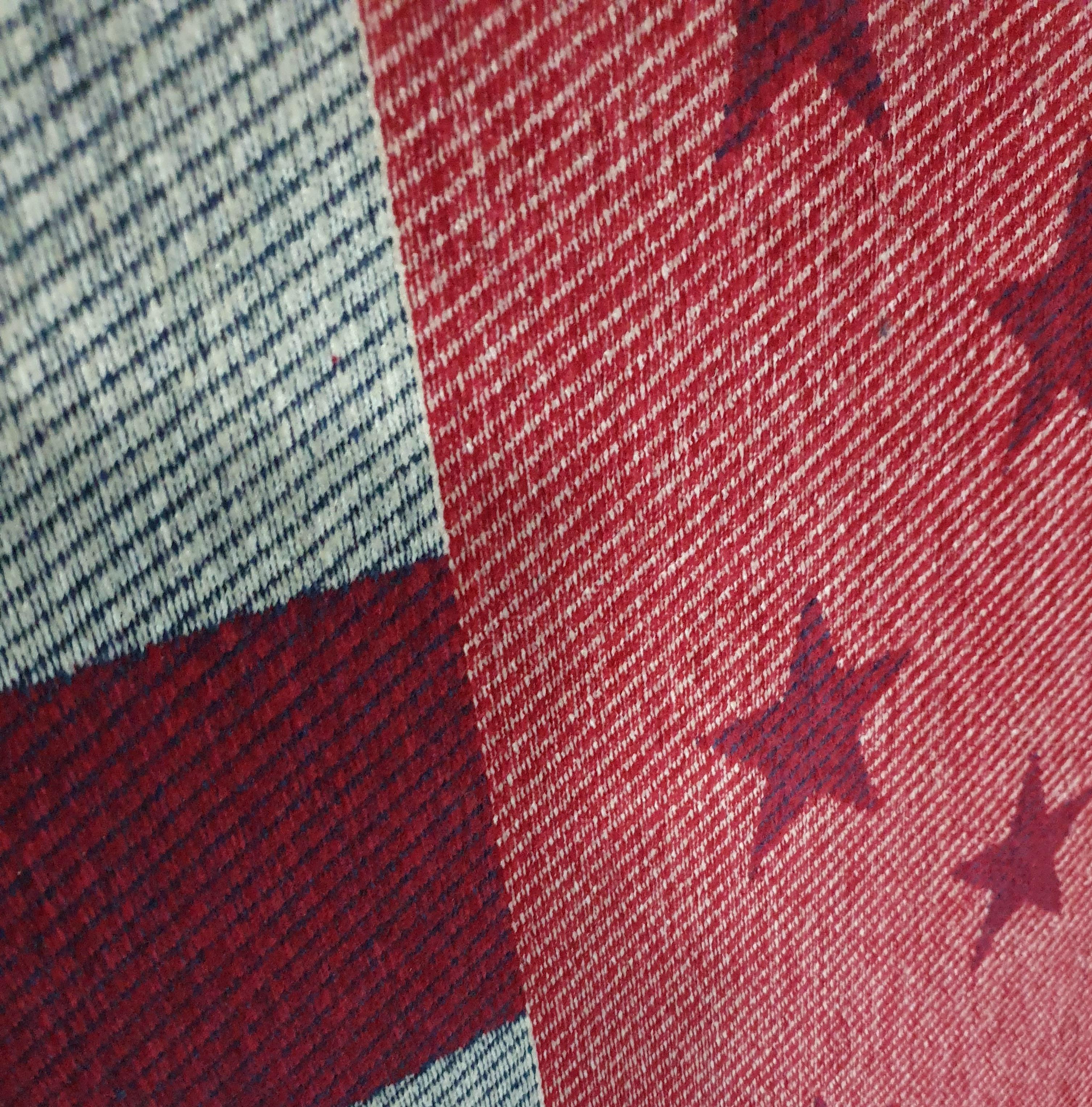 Grand drapeau américain en soie tissée / étoiles et rayures / assemblé  un cadre en bois en vente 4