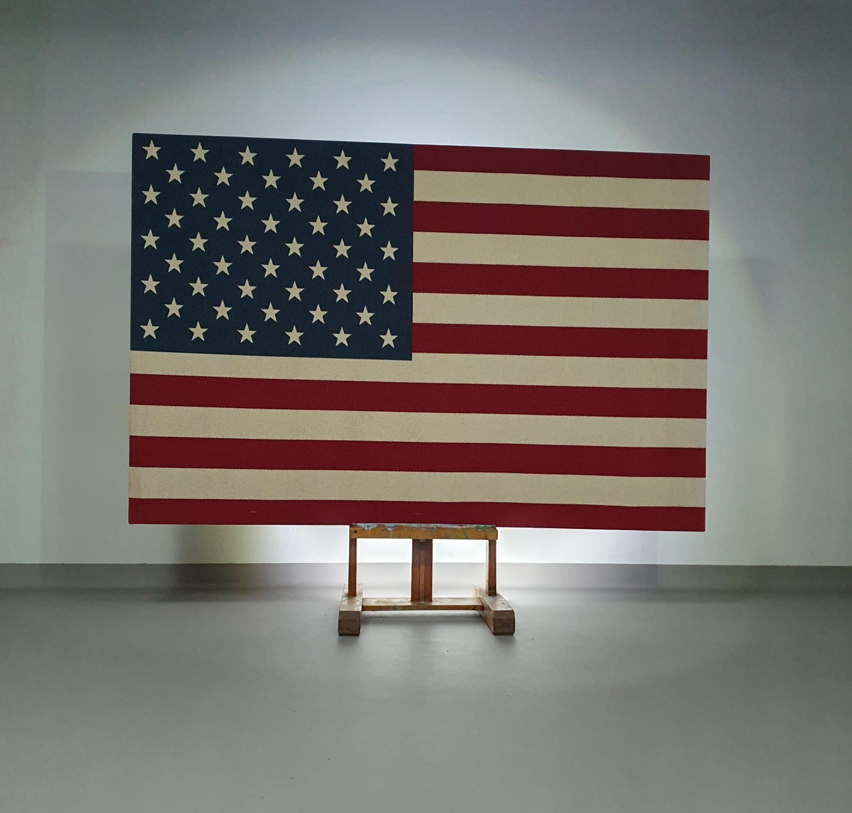 Autre Grand drapeau américain en soie tissée / étoiles et rayures / assemblé  un cadre en bois en vente