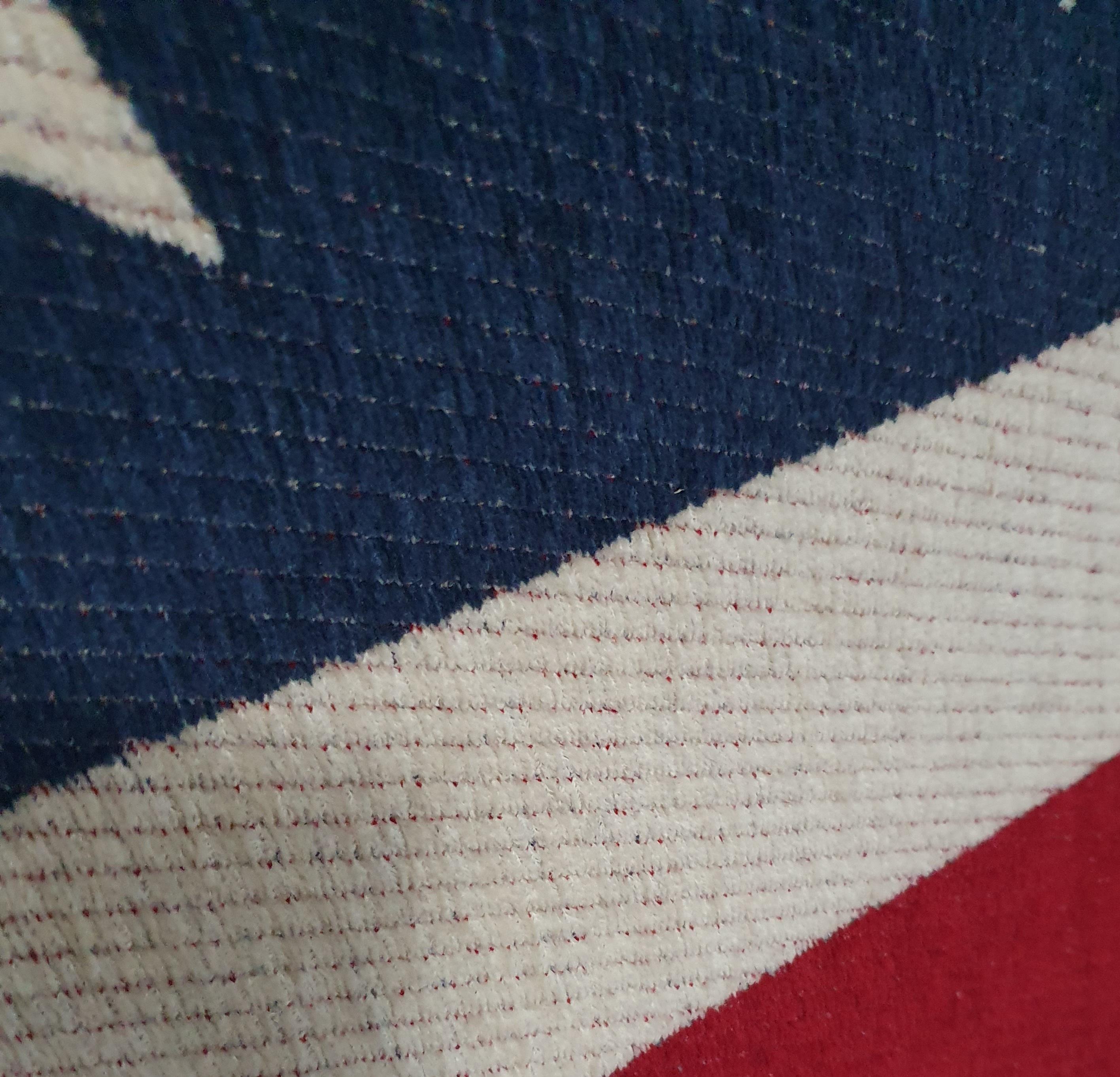 Fin du 20e siècle Grand drapeau américain en soie tissée / étoiles et rayures / assemblé  un cadre en bois en vente