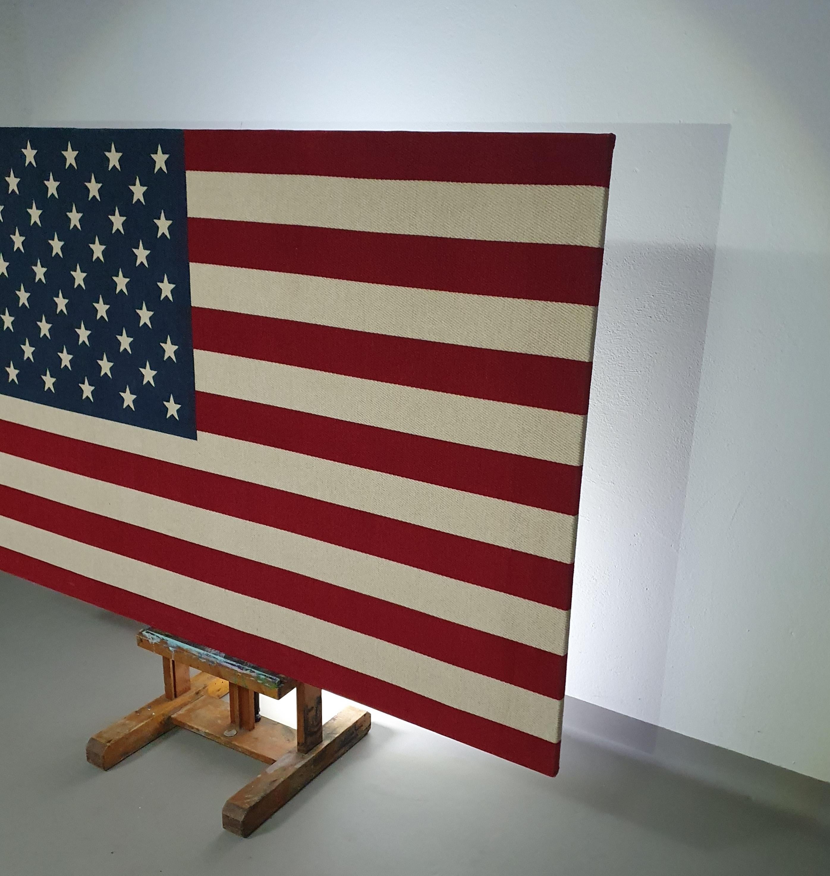 Tissu Grand drapeau américain en soie tissée / étoiles et rayures / assemblé  un cadre en bois en vente