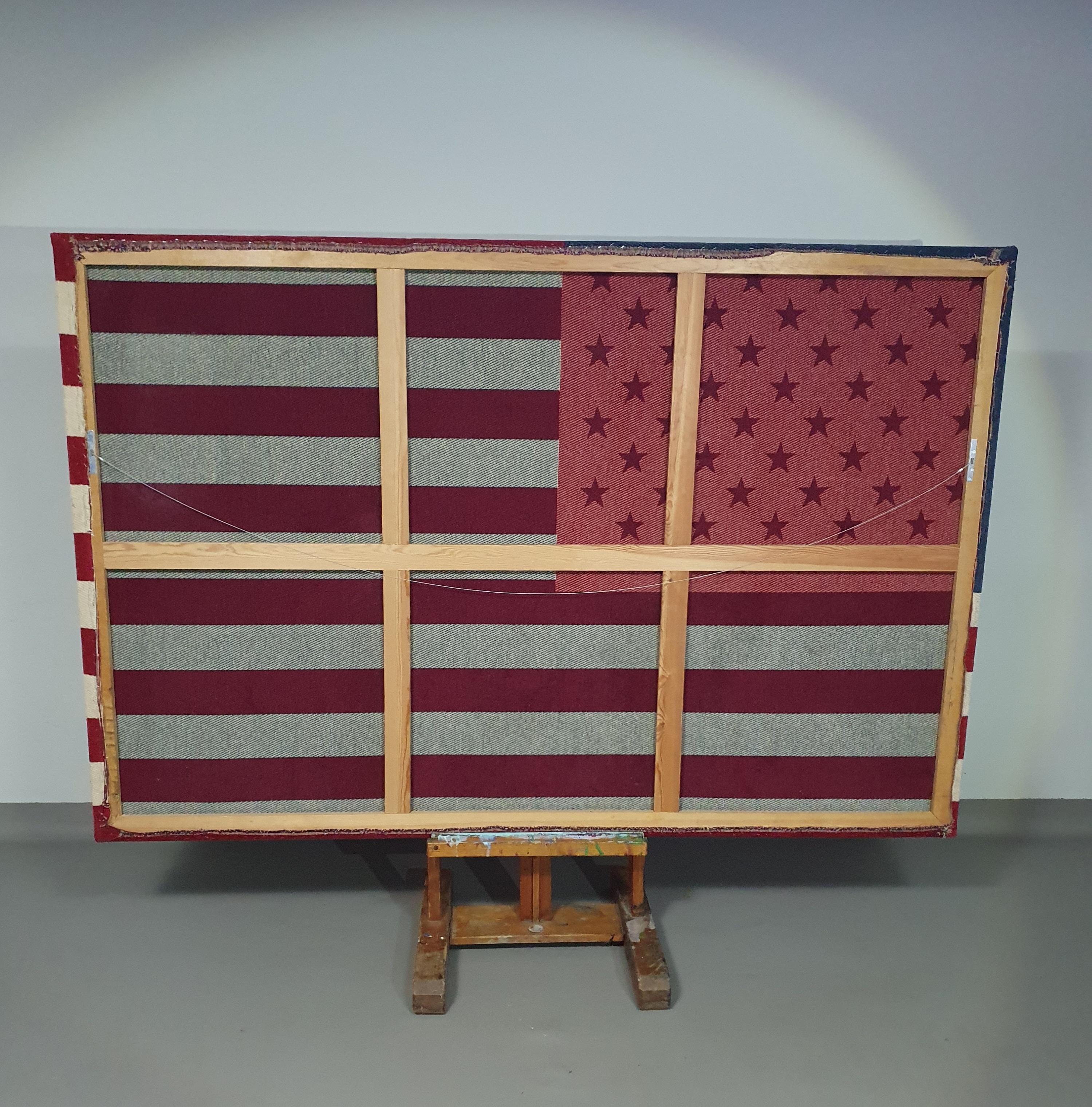 Grand drapeau américain en soie tissée / étoiles et rayures / assemblé  un cadre en bois en vente 1