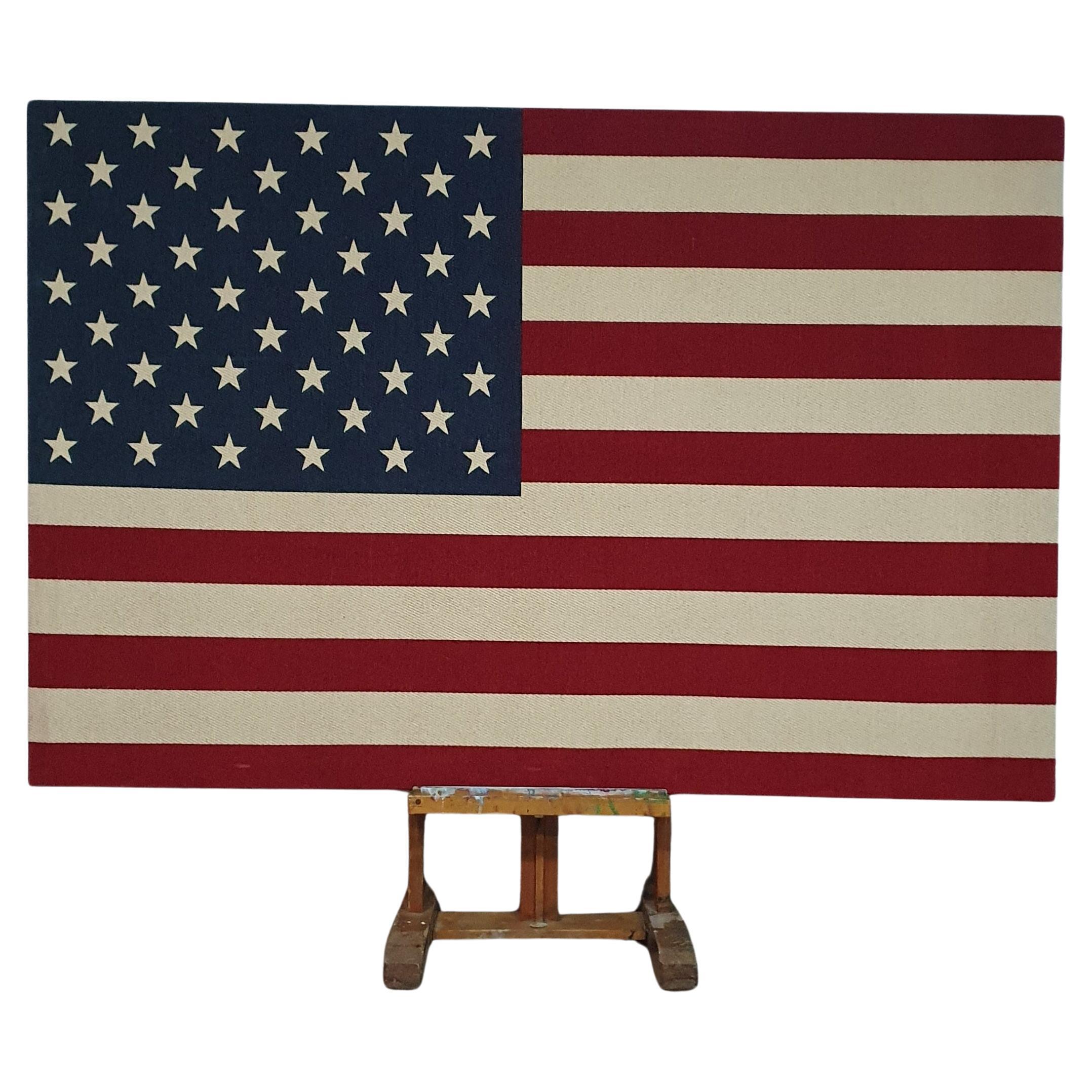 Grand drapeau américain en soie tissée / étoiles et rayures / assemblé  un cadre en bois en vente