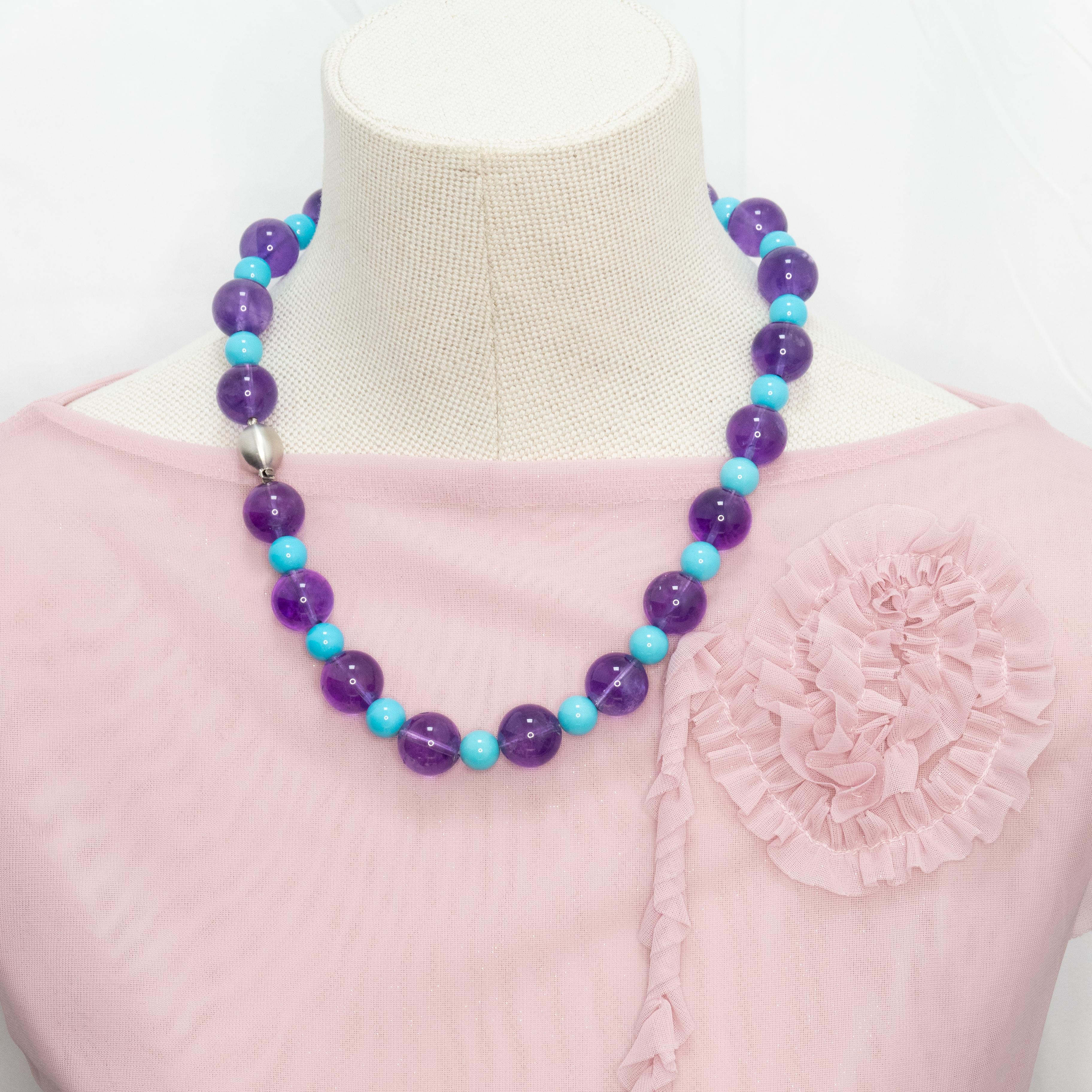 Moderno Grande collana di perle di ametista e turchese con chiusura in oro bianco 18 carati in vendita