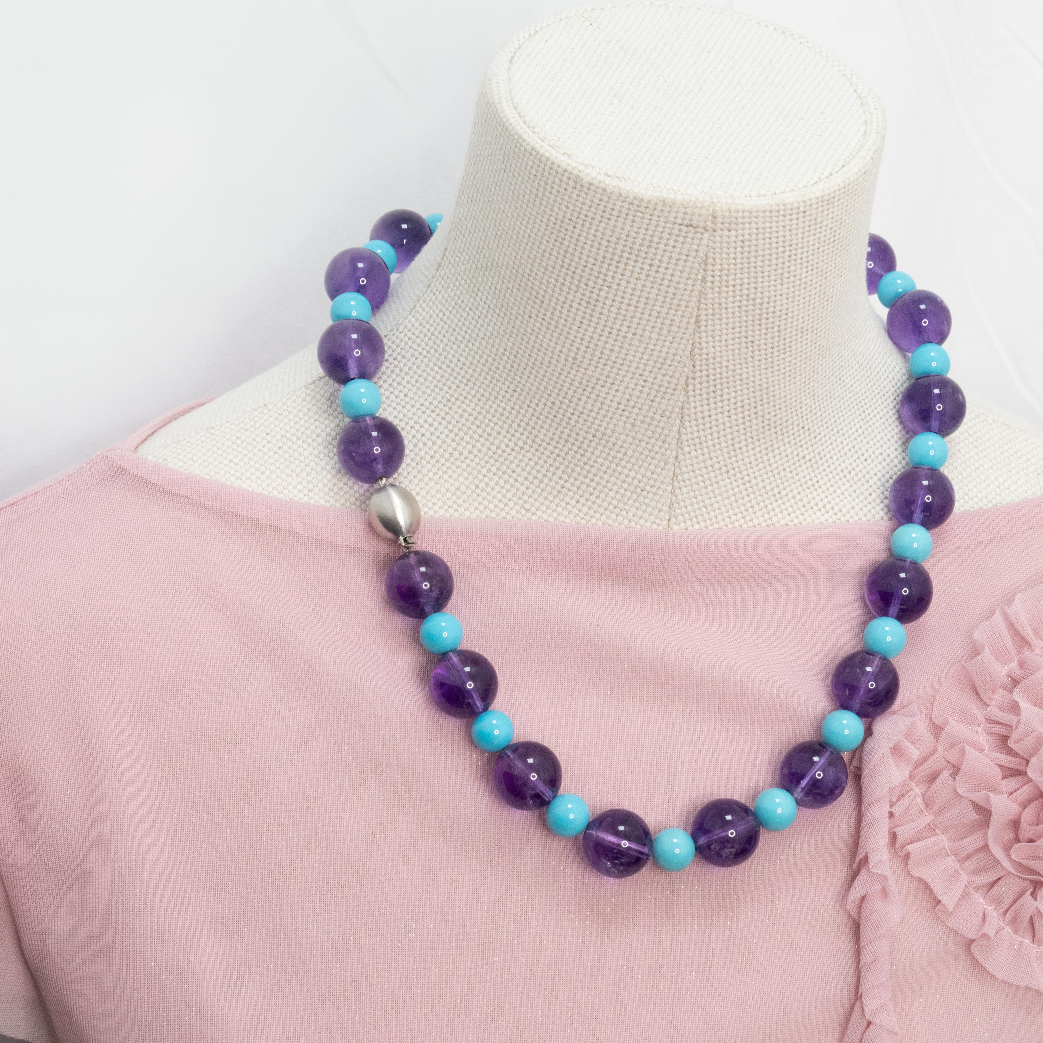Perlina Grande collana di perle di ametista e turchese con chiusura in oro bianco 18 carati in vendita