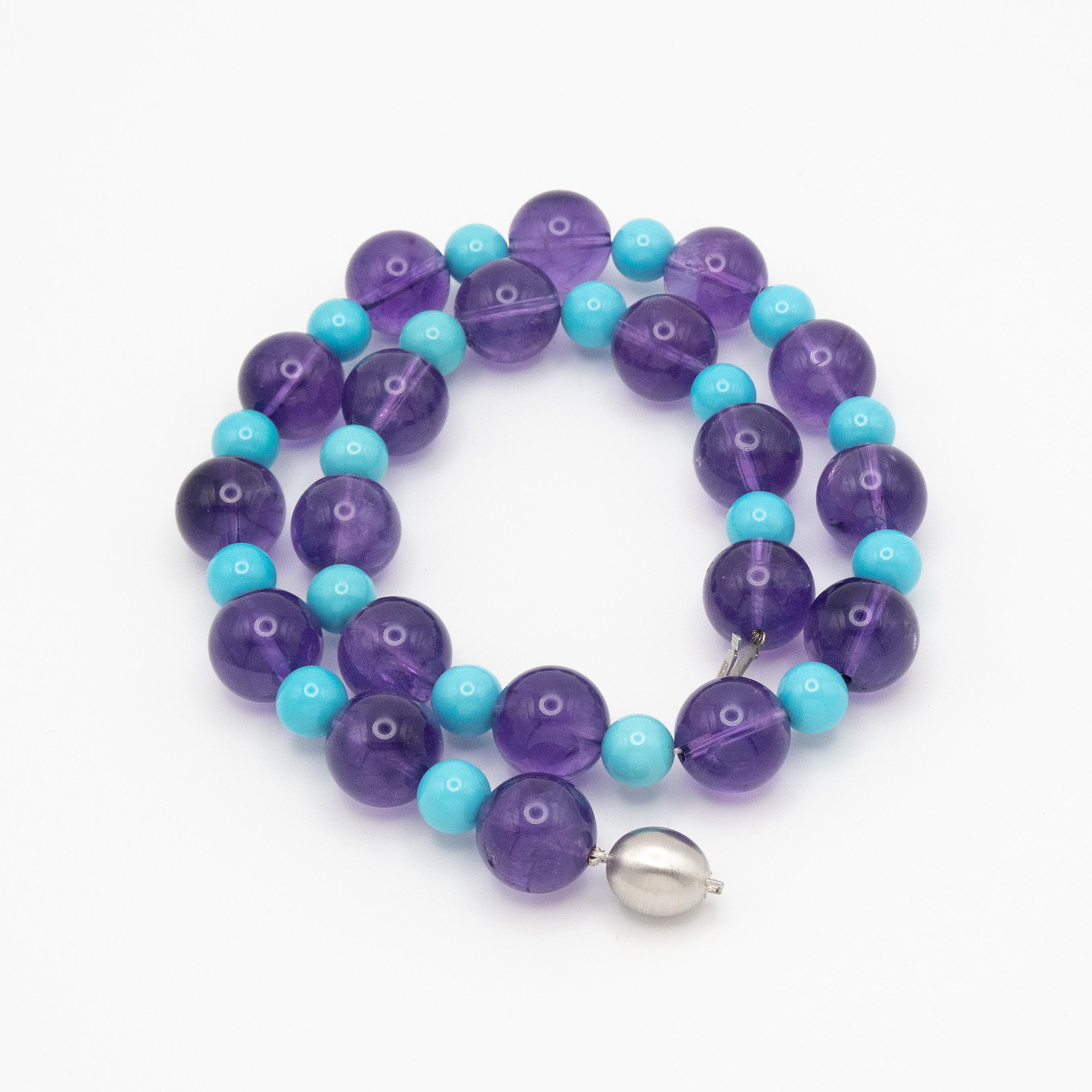 Grande collana di perle di ametista e turchese con chiusura in oro bianco 18 carati In condizioni ottime in vendita a New York, NY